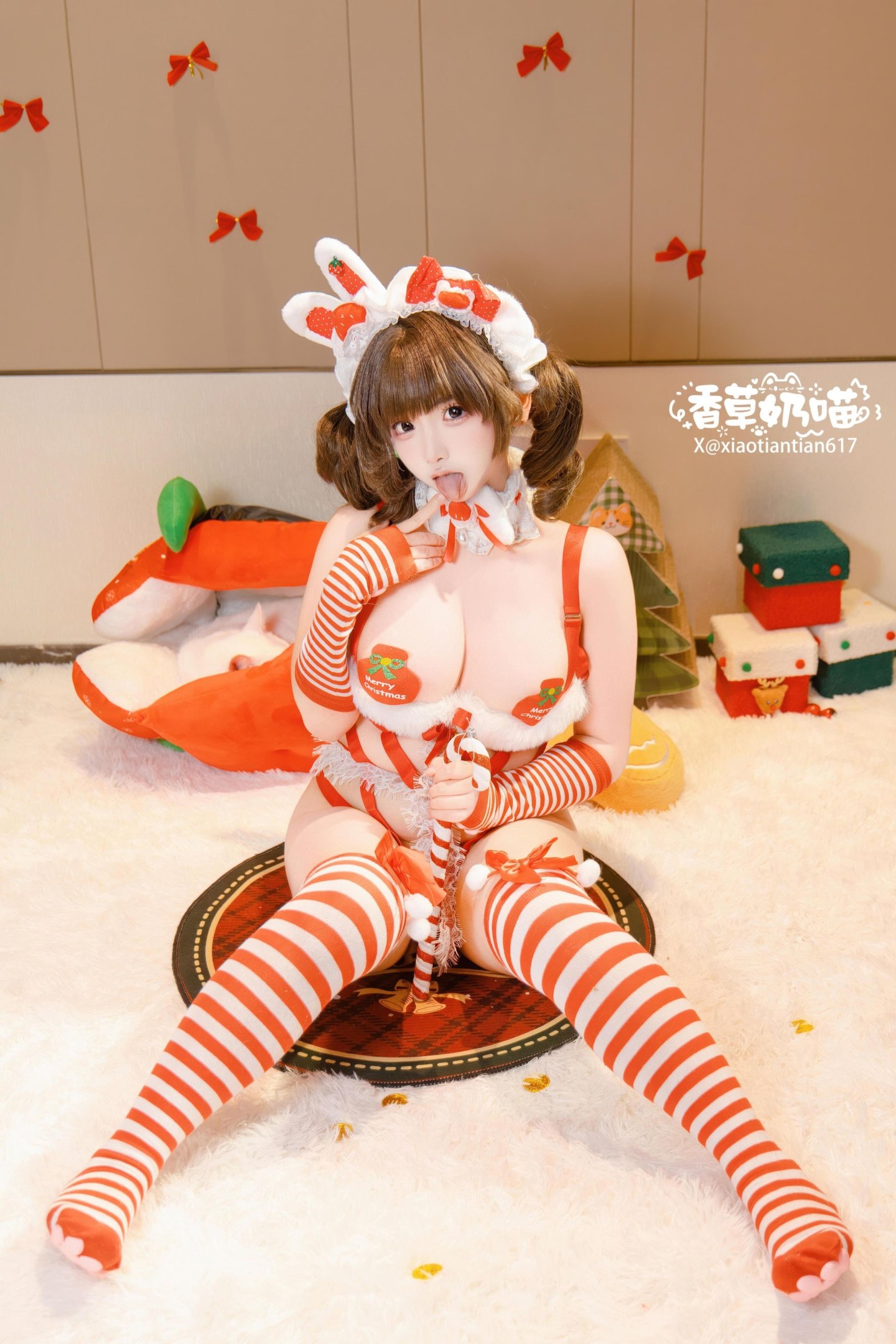 [私房] 香草奶喵 - クリスマスギフト：赤白ウサギ耳セクシーランジェリー 巨乳白ストッキング 大ボリューム135P25V