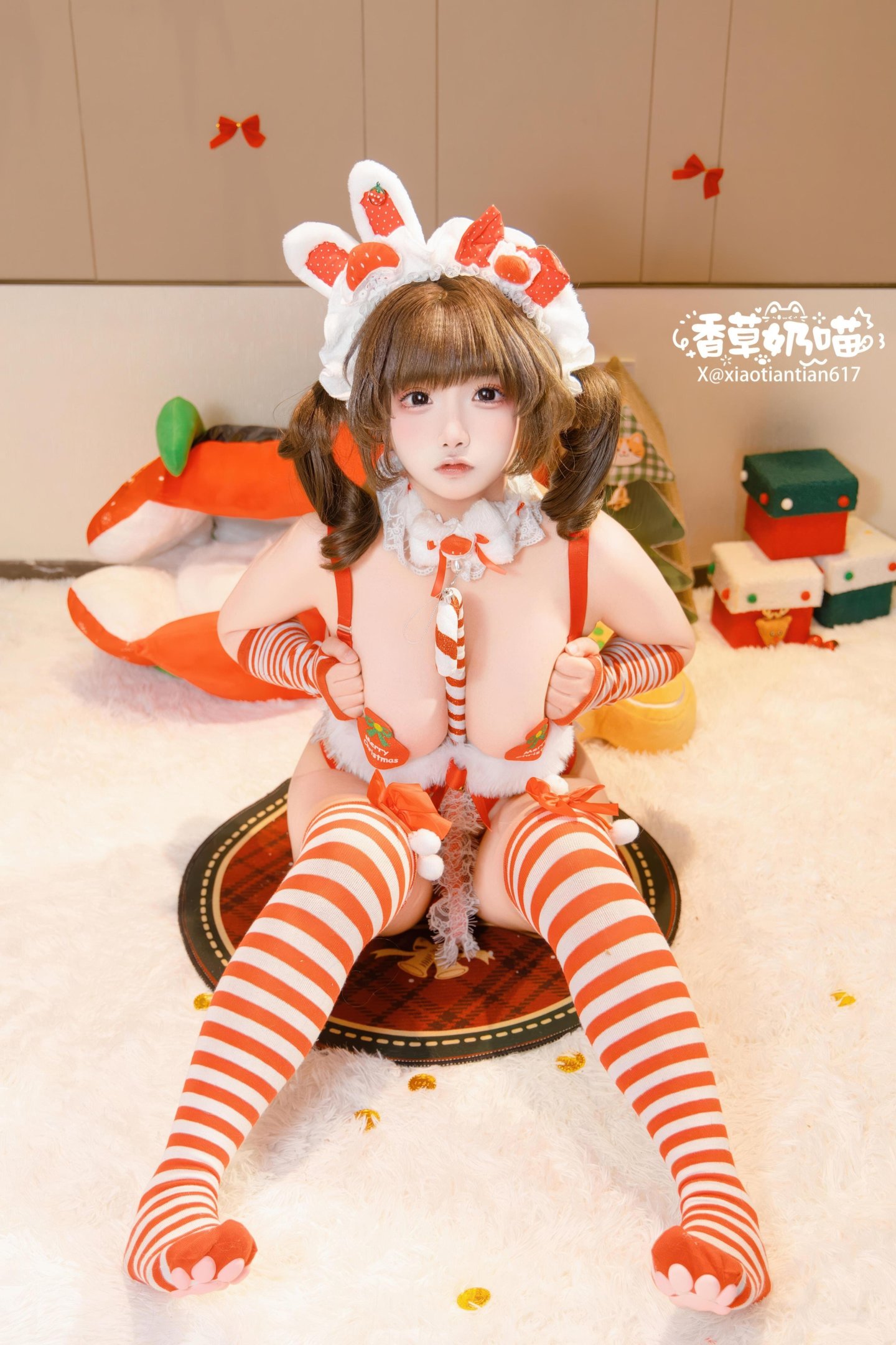 [私房] 香草奶喵 - クリスマスギフト：赤白ウサギ耳セクシーランジェリー 巨乳白ストッキング 大ボリューム135P25V