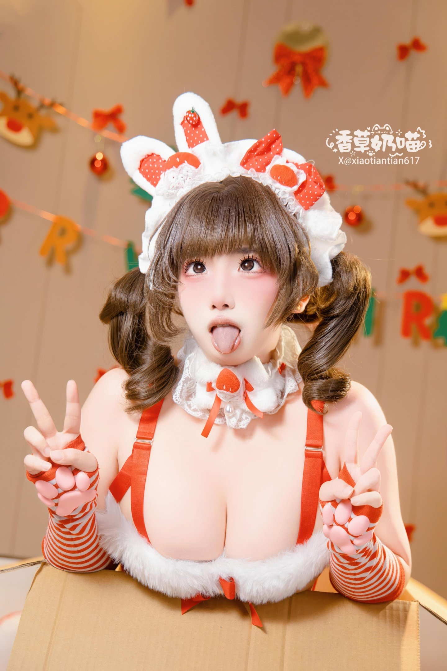 [私房] 香草奶喵 - 聖誕禮物：紅白兔耳情趣內衣 巨乳白絲大尺度 135P25V