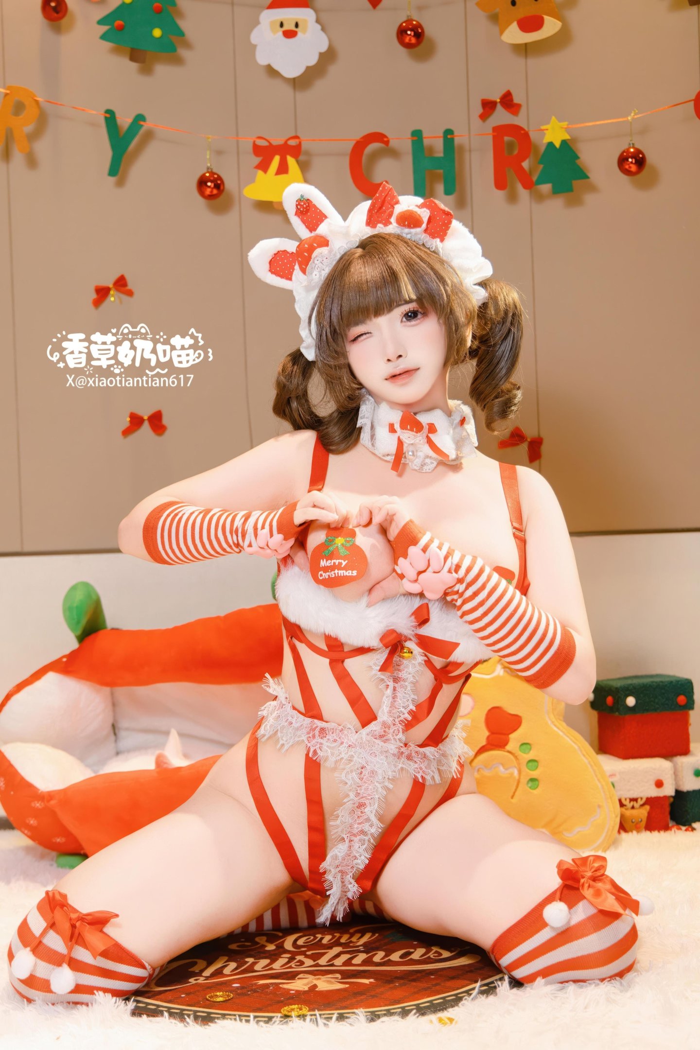 [Private] Vanilla Milk Cat - Christmas Gift: Red and White Bunny Ear Lingerie, Big Breasts, White Stockings, 135P25V