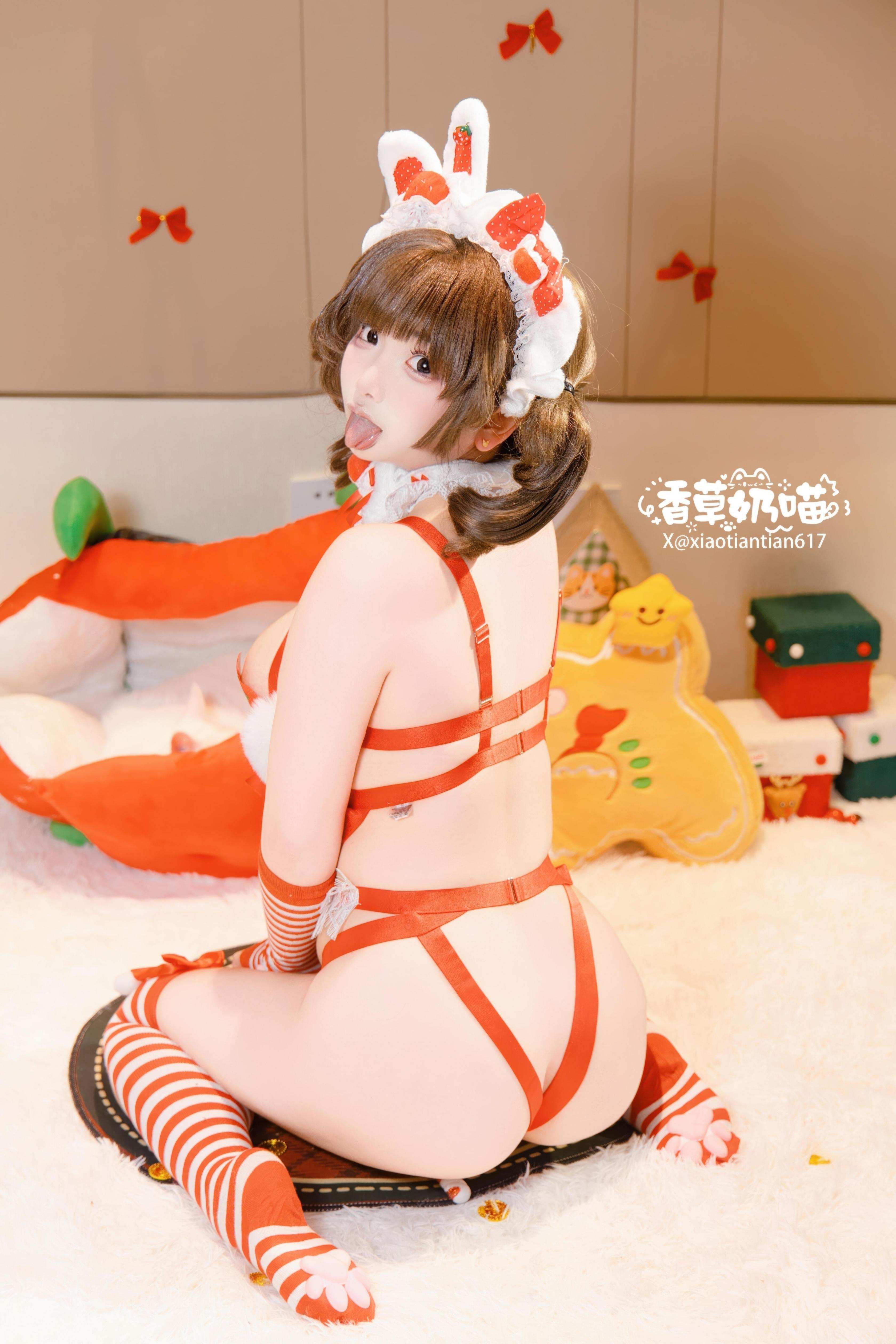 [Private] Vanilla Milk Cat - Christmas Gift: Red and White Bunny Ear Lingerie, Big Breasts, White Stockings, 135P25V