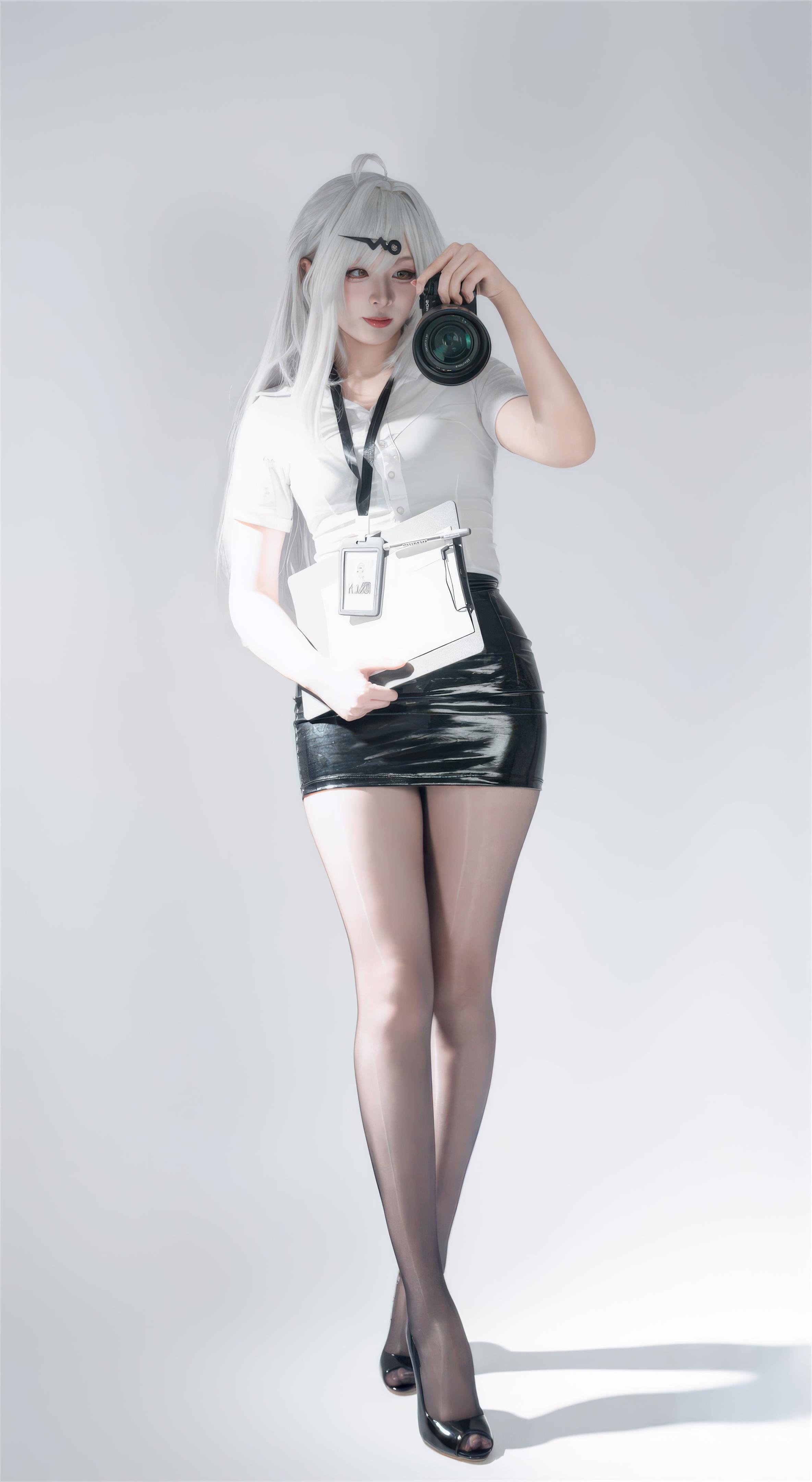 【Cosplay】軒蕭學姐 - 絕區零 儀玄 墨形影蹤OL：白髮黑絲皮衣 長腿還原 100P