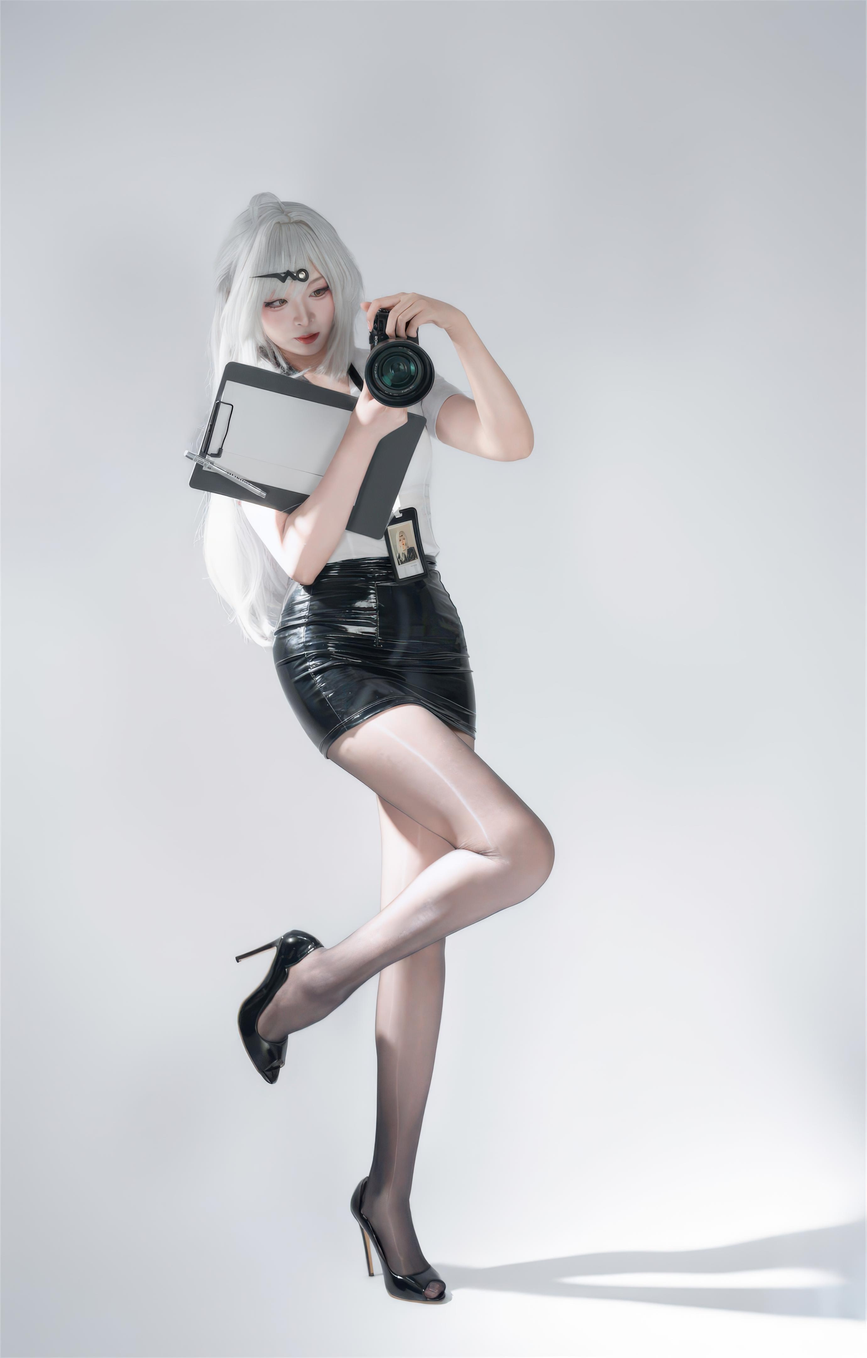 [cosplay] 轩萧学姐 - 绝区零 仪玄 墨形影踪OL：白发黑丝皮衣 长腿还原 100P