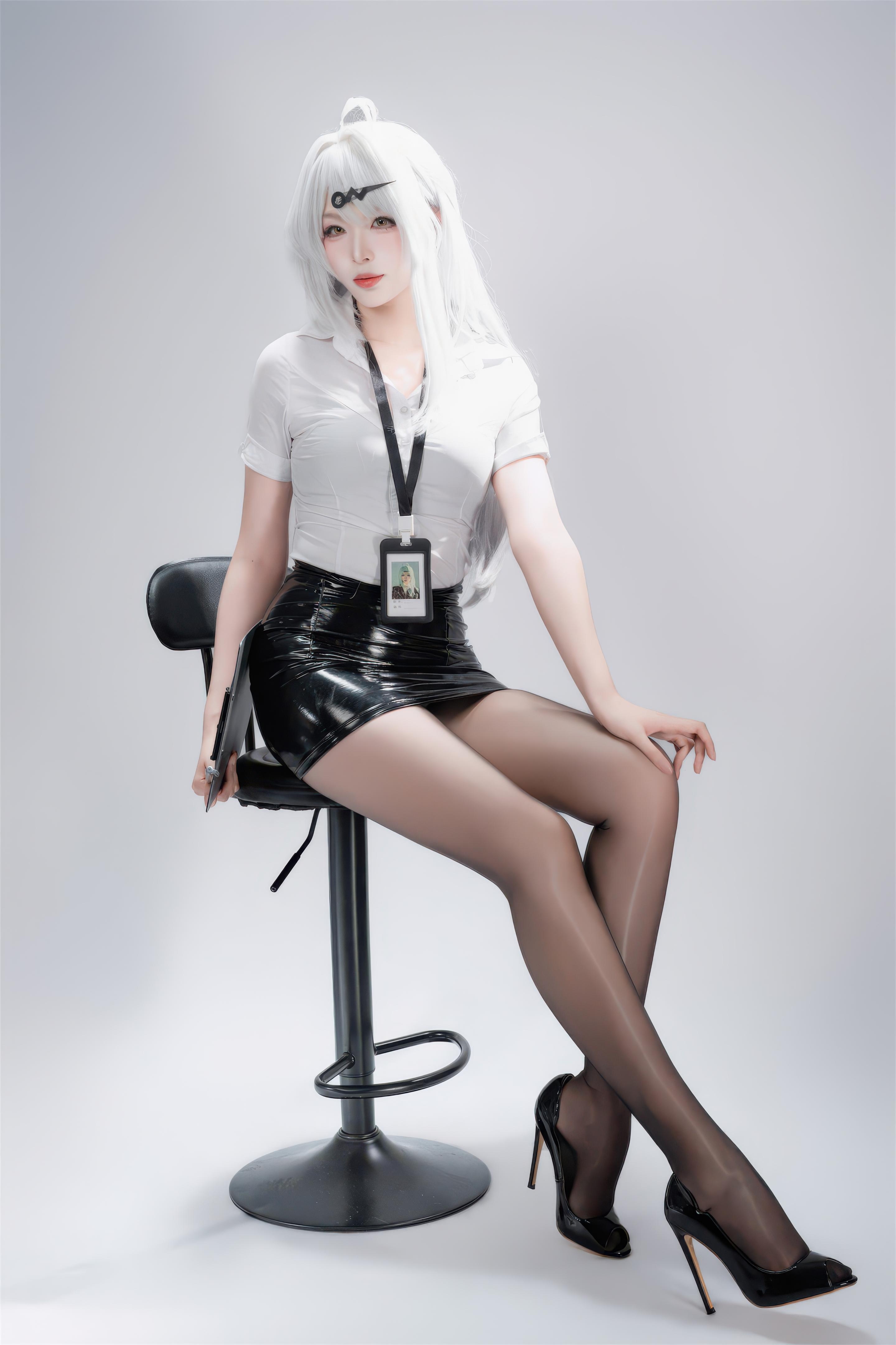 [cosplay] 轩萧学姐 - 绝区零 仪玄 墨形影踪OL：白发黑丝皮衣 长腿还原 100P