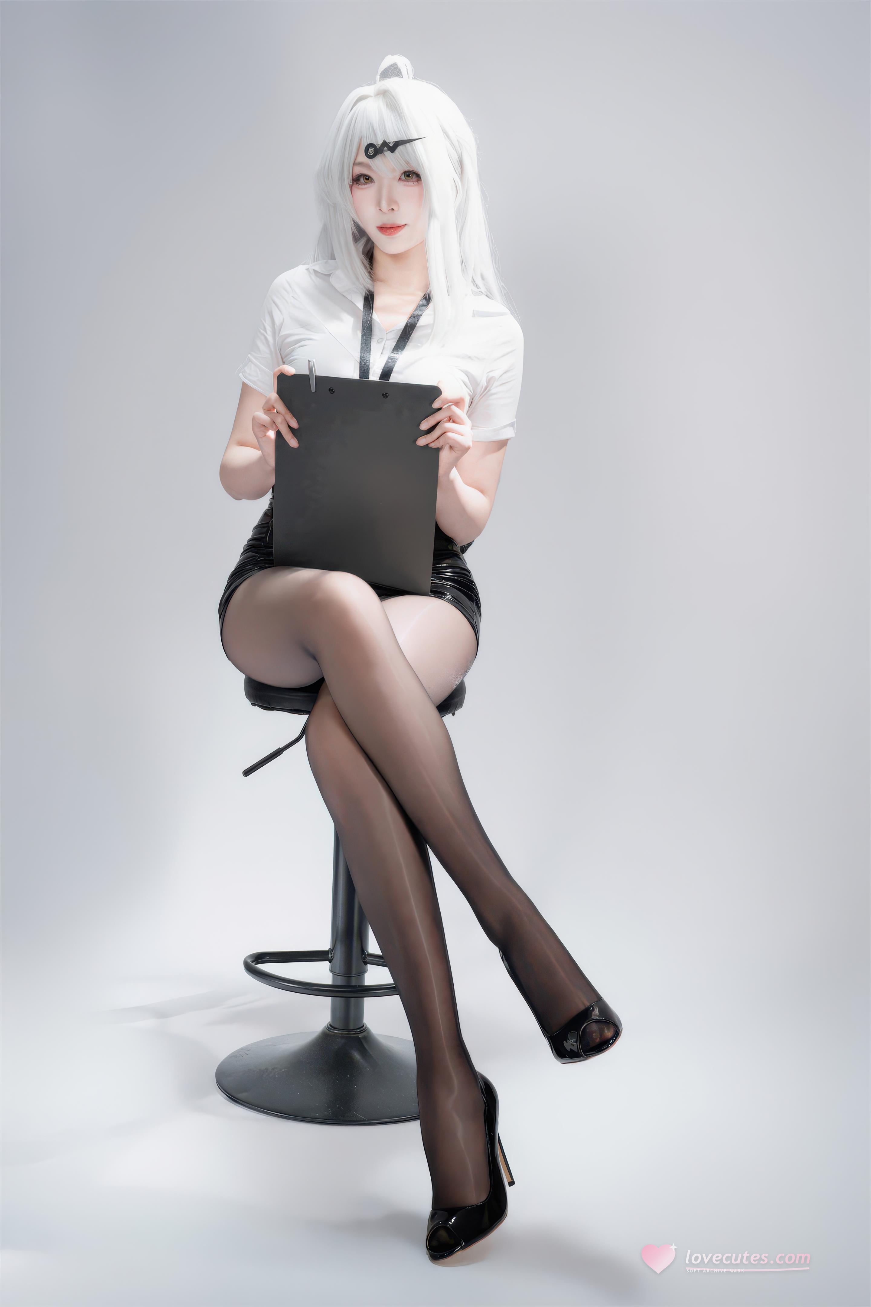 [cosplay] 轩萧学姐 - 绝区零 仪玄 墨形影踪OL：白发黑丝皮衣 长腿还原 100P