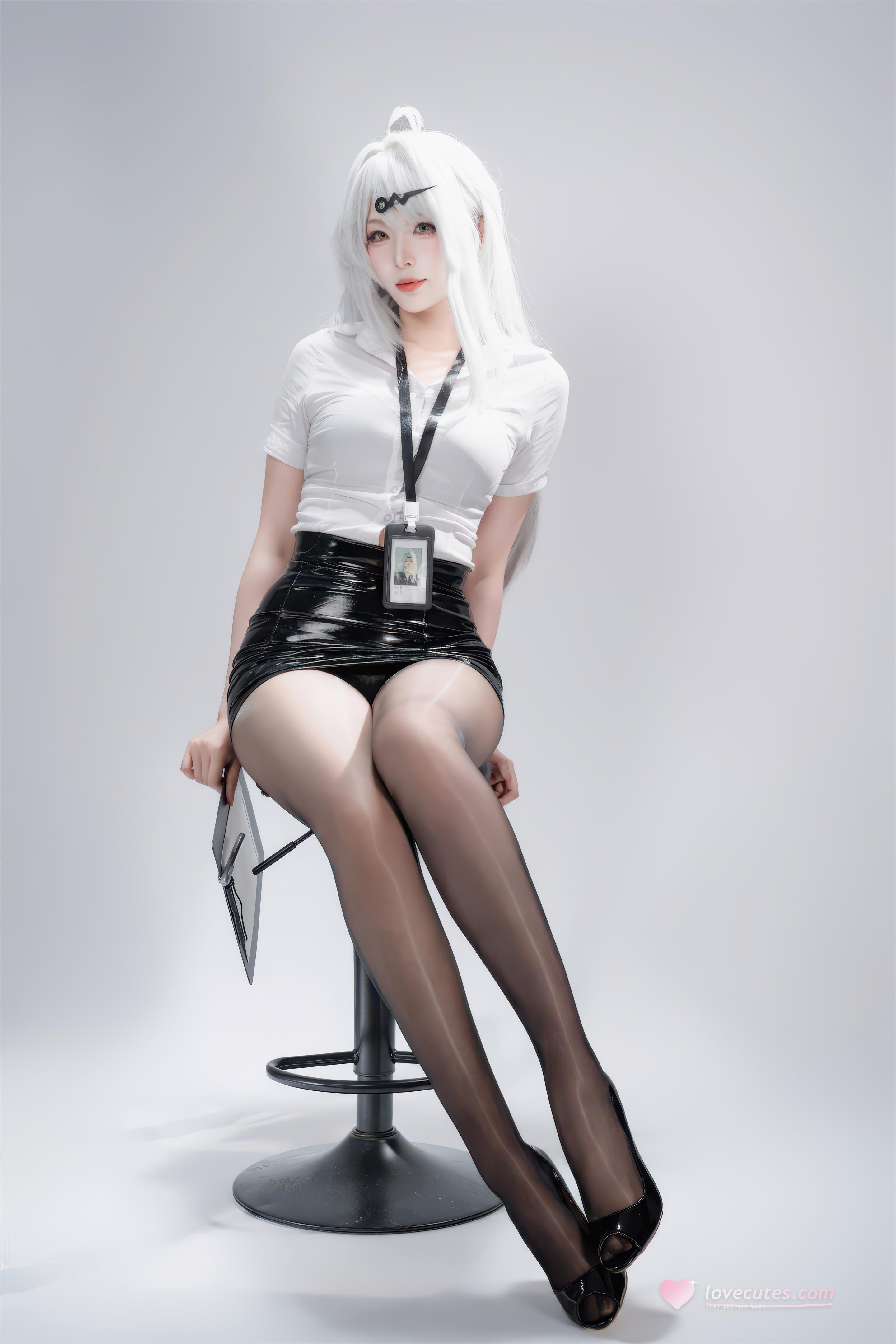 [cosplay] 轩萧学姐 - 绝区零 仪玄 墨形影踪OL：白发黑丝皮衣 长腿还原 100P