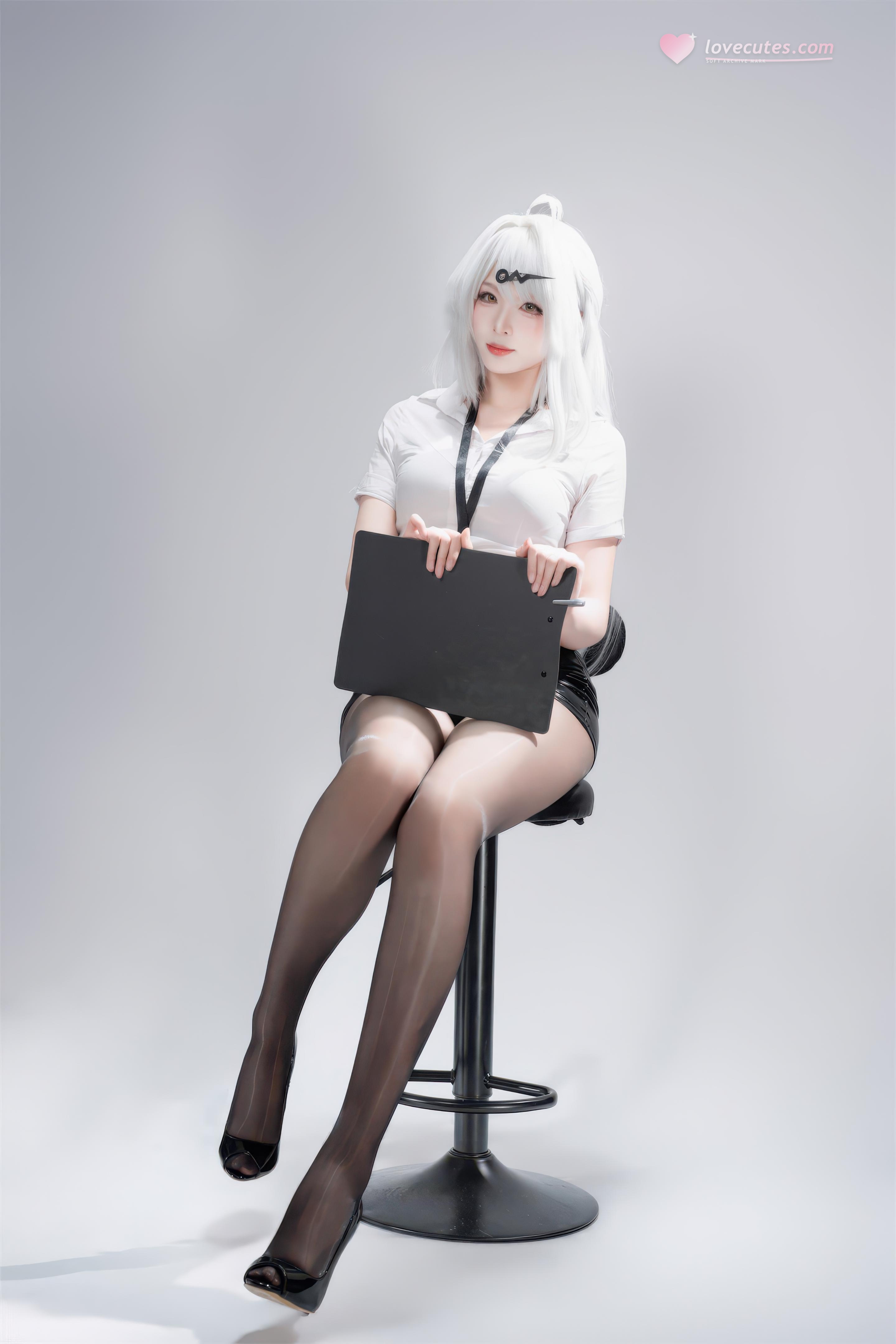 [cosplay] 轩萧学姐 - 绝区零 仪玄 墨形影踪OL：白发黑丝皮衣 长腿还原 100P