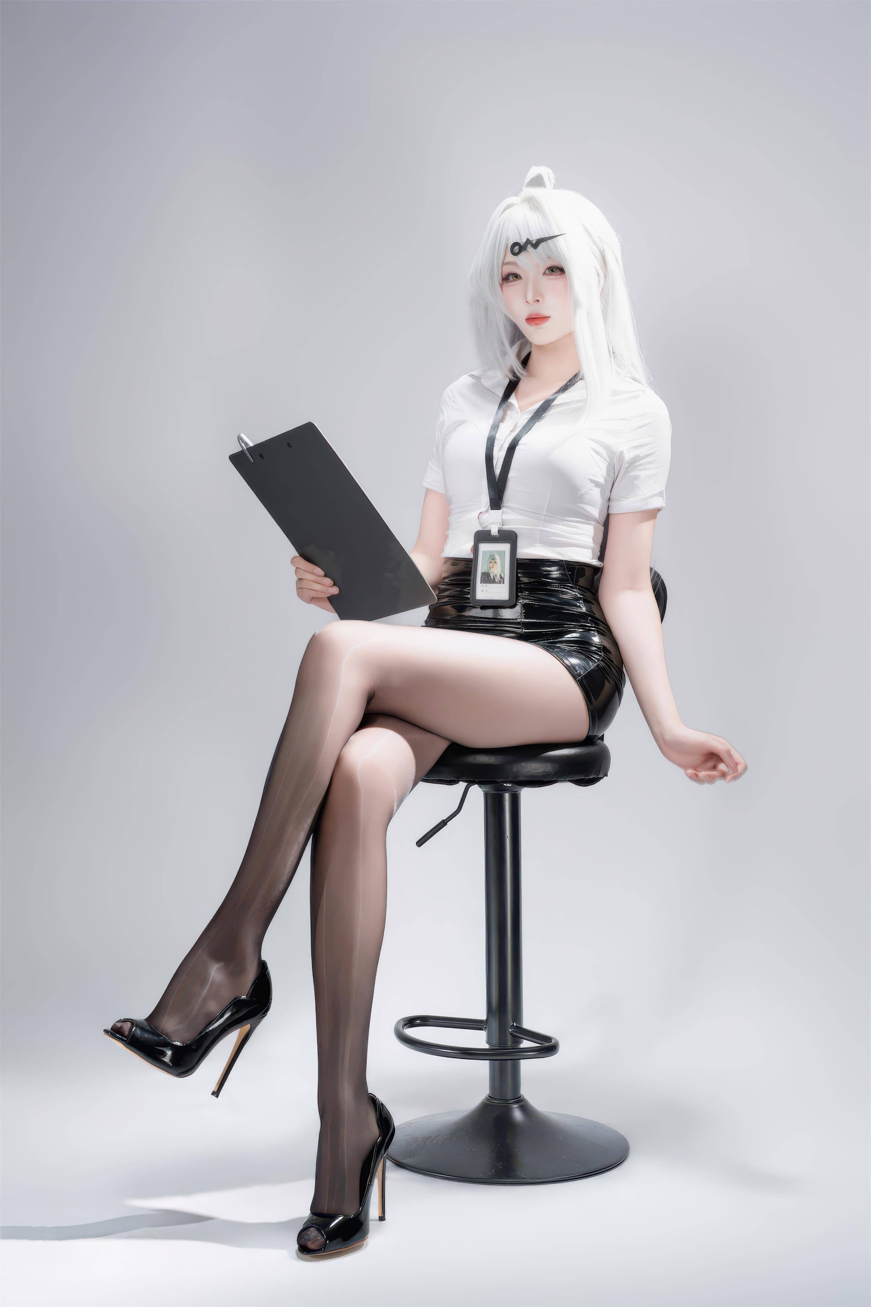 [cosplay] 轩萧学姐 - 绝区零 仪玄 墨形影踪OL：白发黑丝皮衣 长腿还原 100P