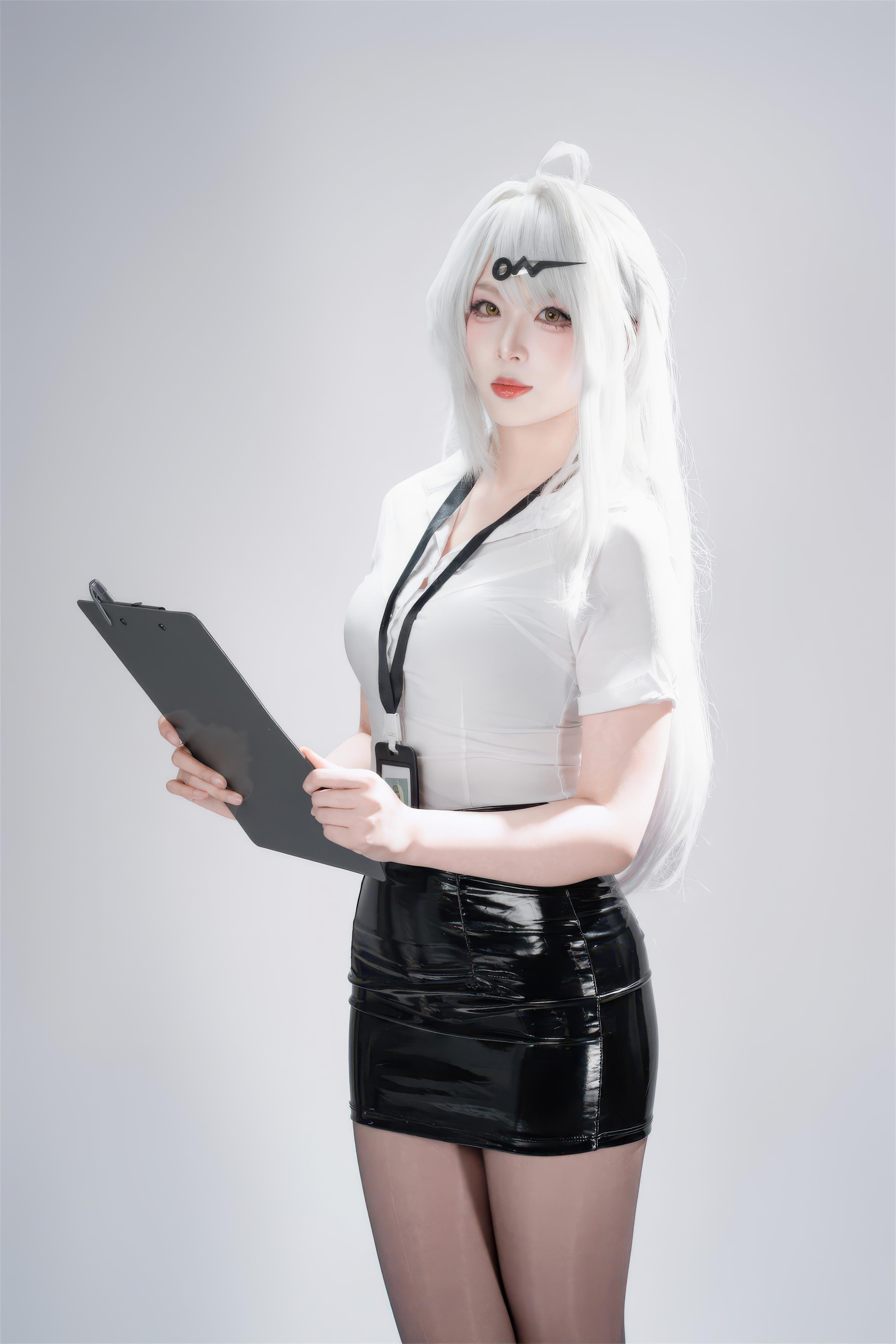 [cosplay] 轩萧学姐 - 绝区零 仪玄 墨形影踪OL：白发黑丝皮衣 长腿还原 100P