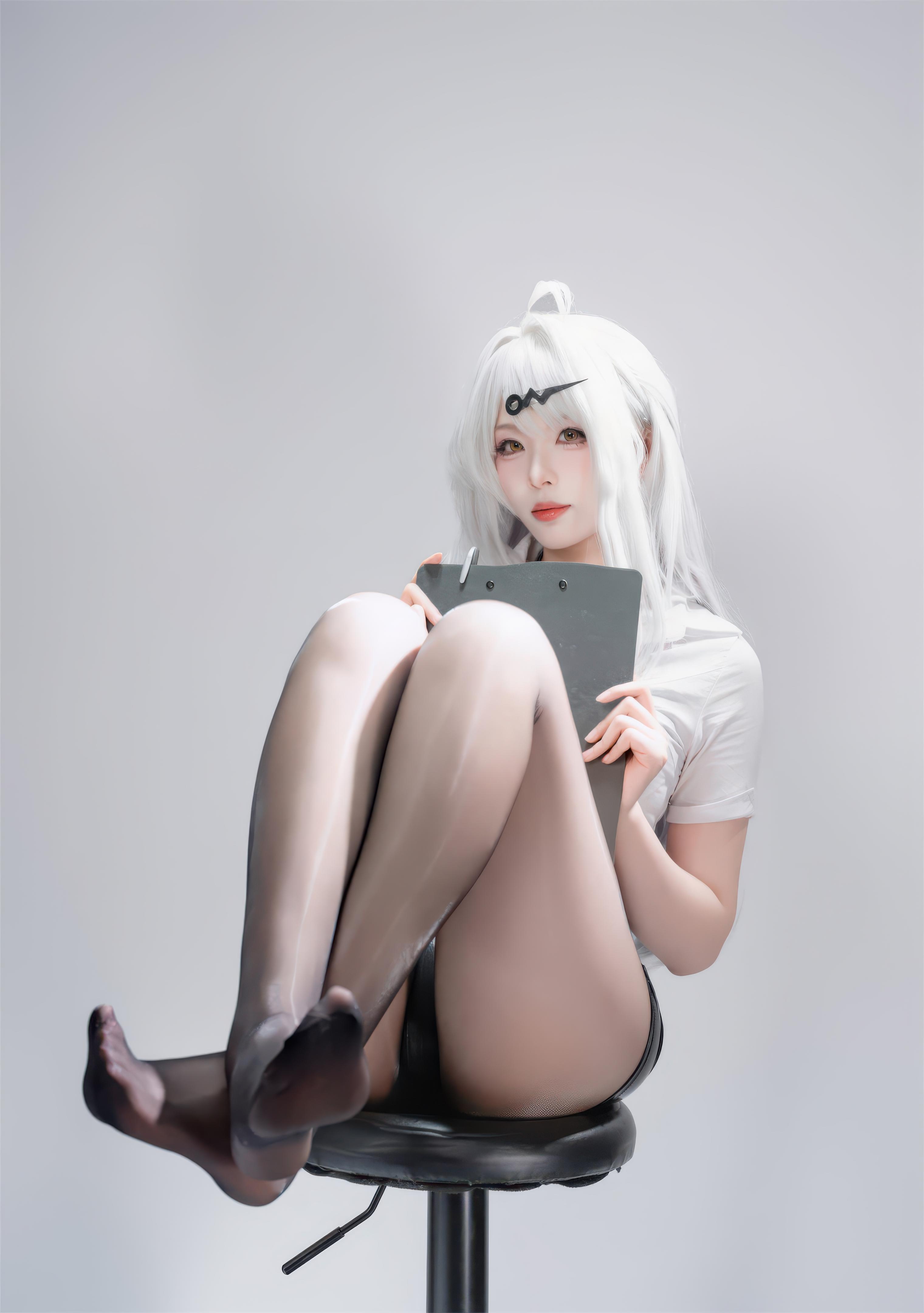 【コスプレ】轩萧学姐 - 绝区零 仪玄 墨形影踪OL：白髪黒ストッキング皮衣 長腿再現 100P
