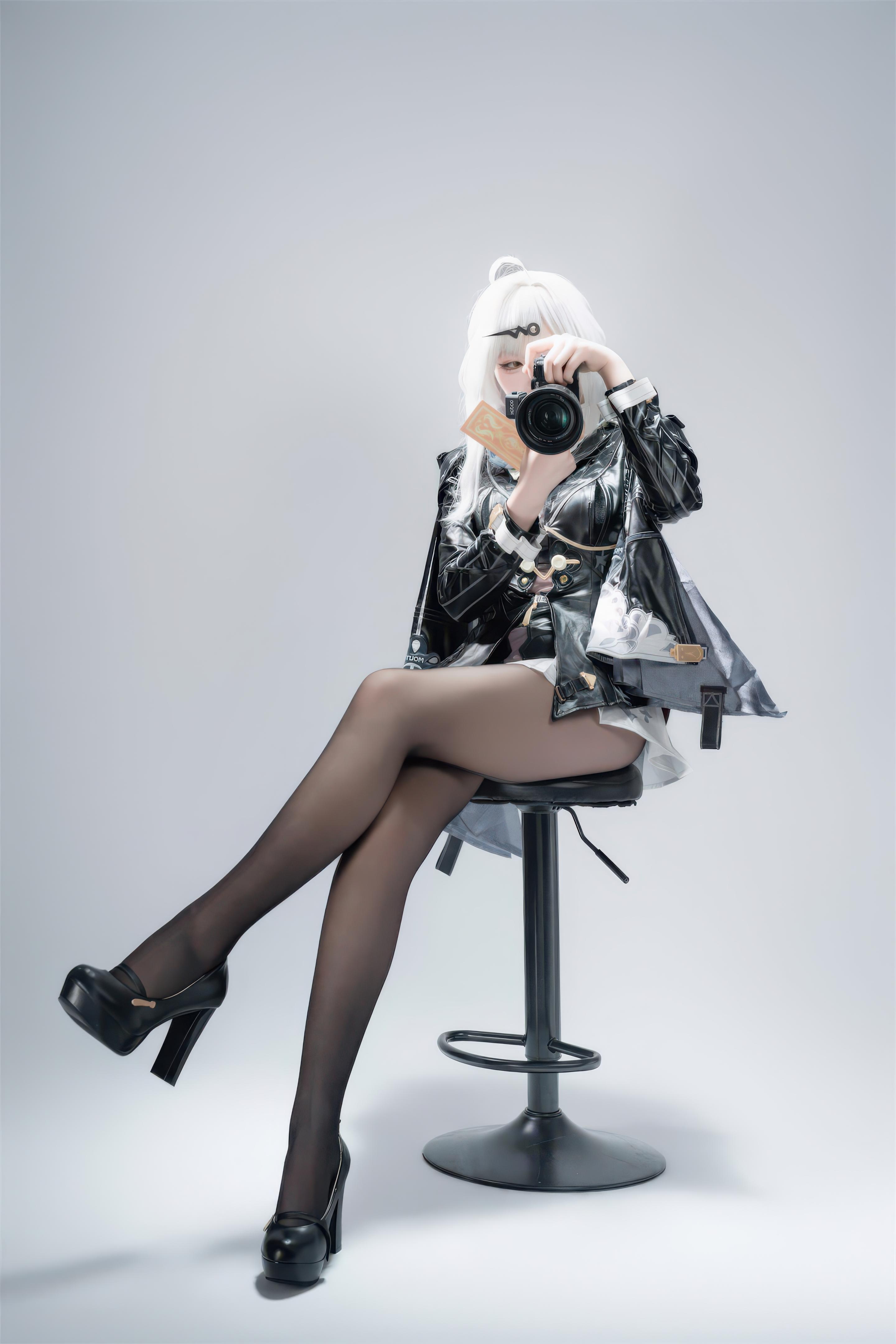 【コスプレ】轩萧学姐 - 绝区零 仪玄 墨形影踪OL：白髪黒ストッキング皮衣 長腿再現 100P