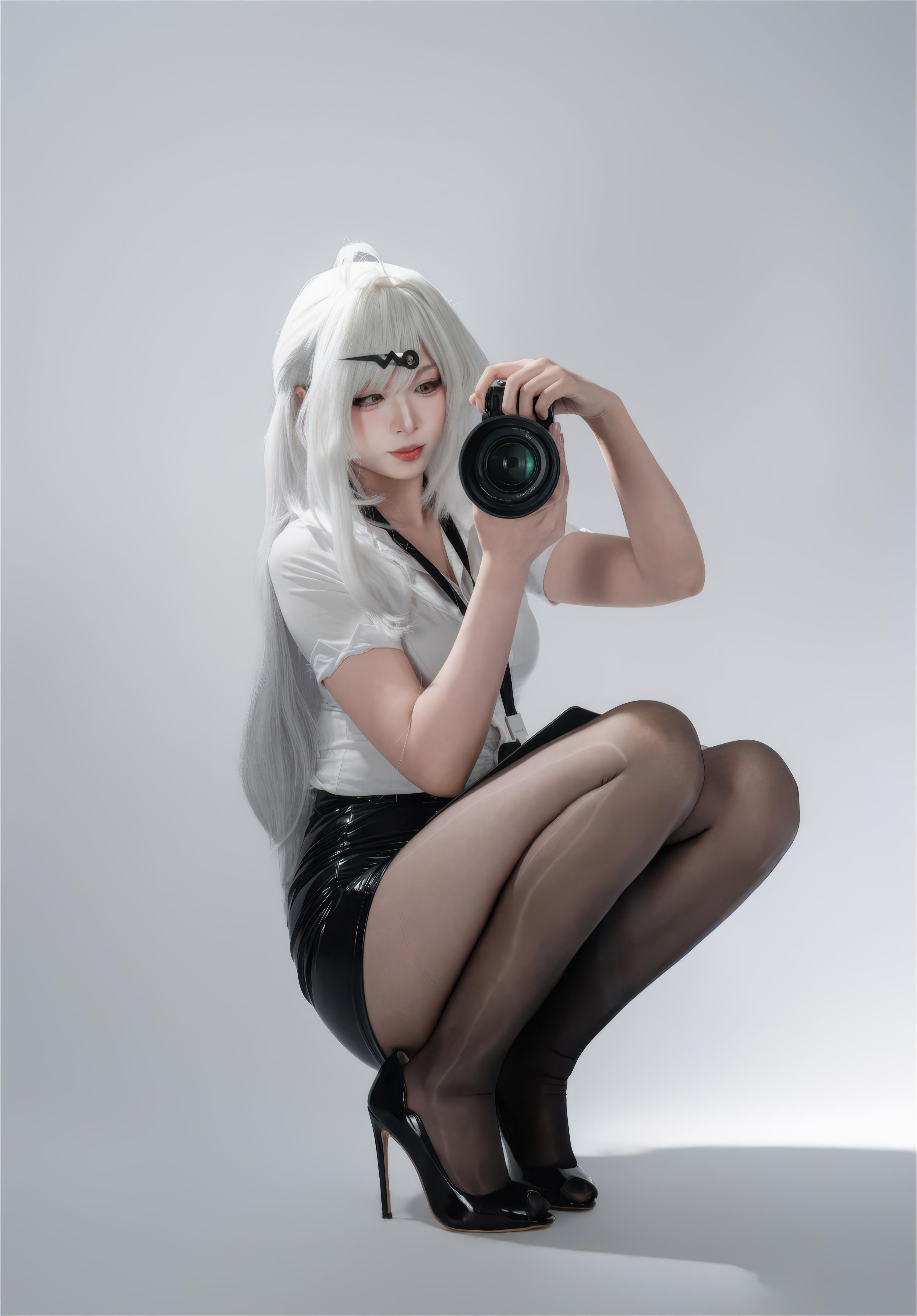 【コスプレ】轩萧学姐 - 绝区零 仪玄 墨形影踪OL：白髪黒ストッキング皮衣 長腿再現 100P
