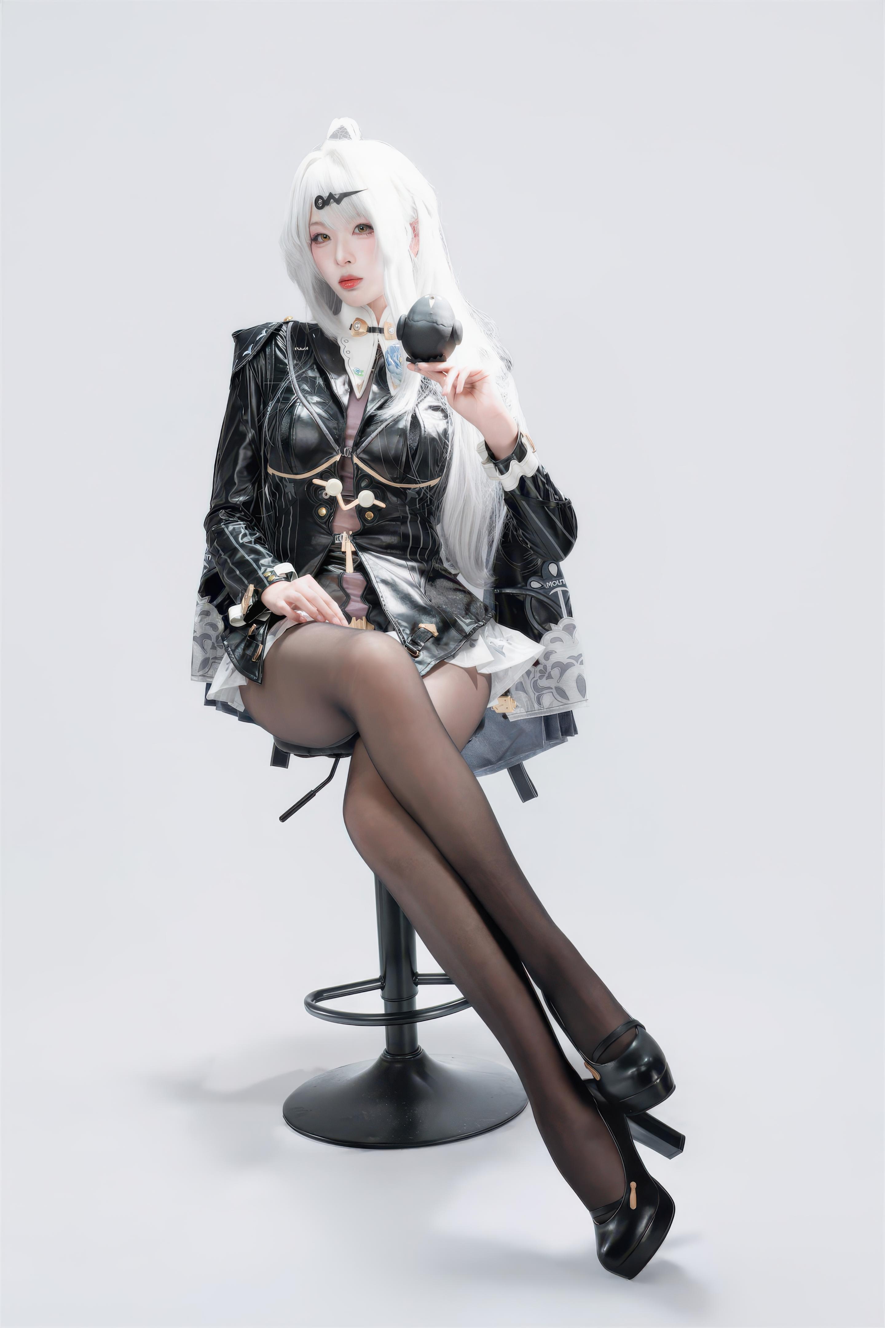 【コスプレ】轩萧学姐 - 绝区零 仪玄 墨形影踪OL：白髪黒ストッキング皮衣 長腿再現 100P