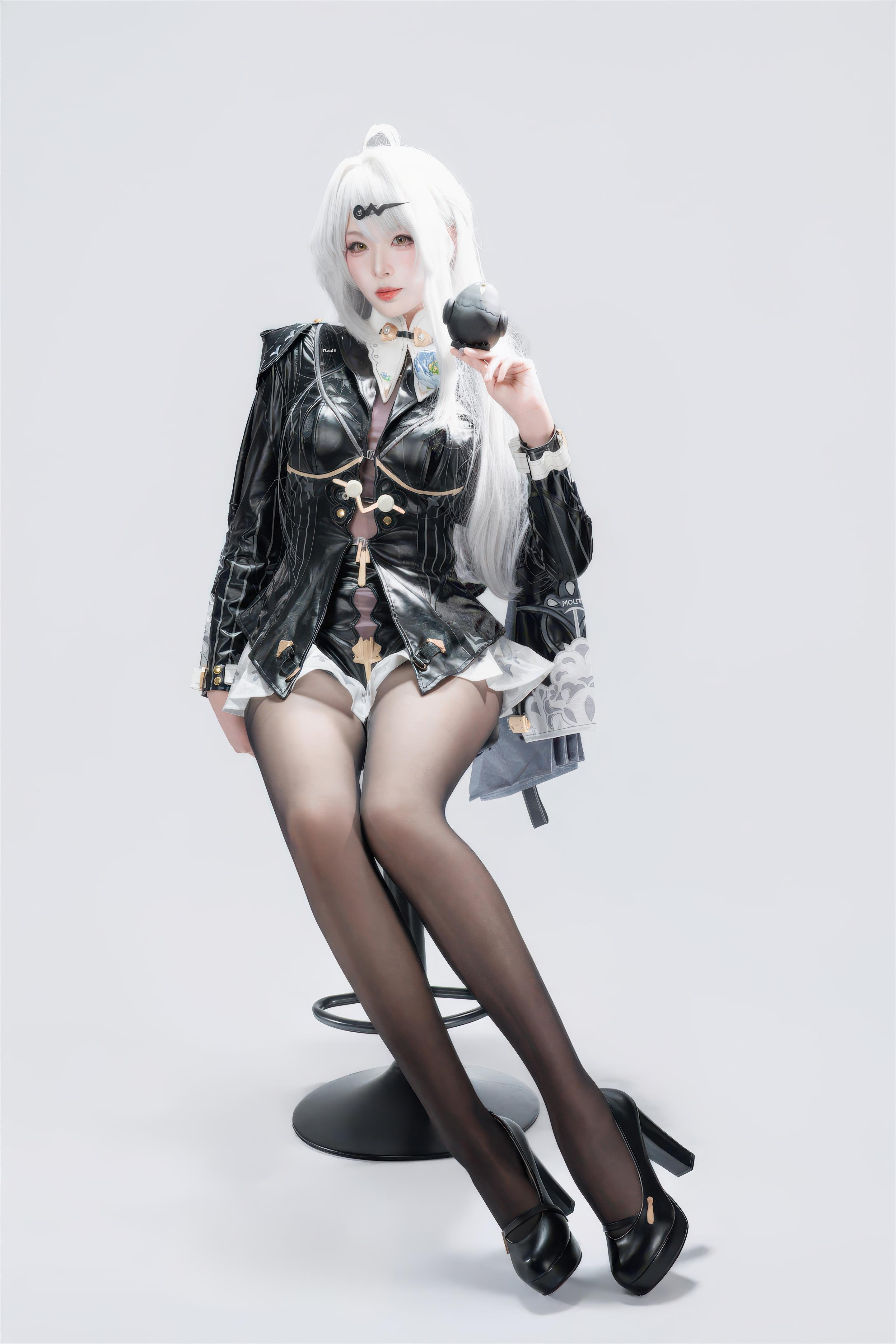 【コスプレ】轩萧学姐 - 绝区零 仪玄 墨形影踪OL：白髪黒ストッキング皮衣 長腿再現 100P