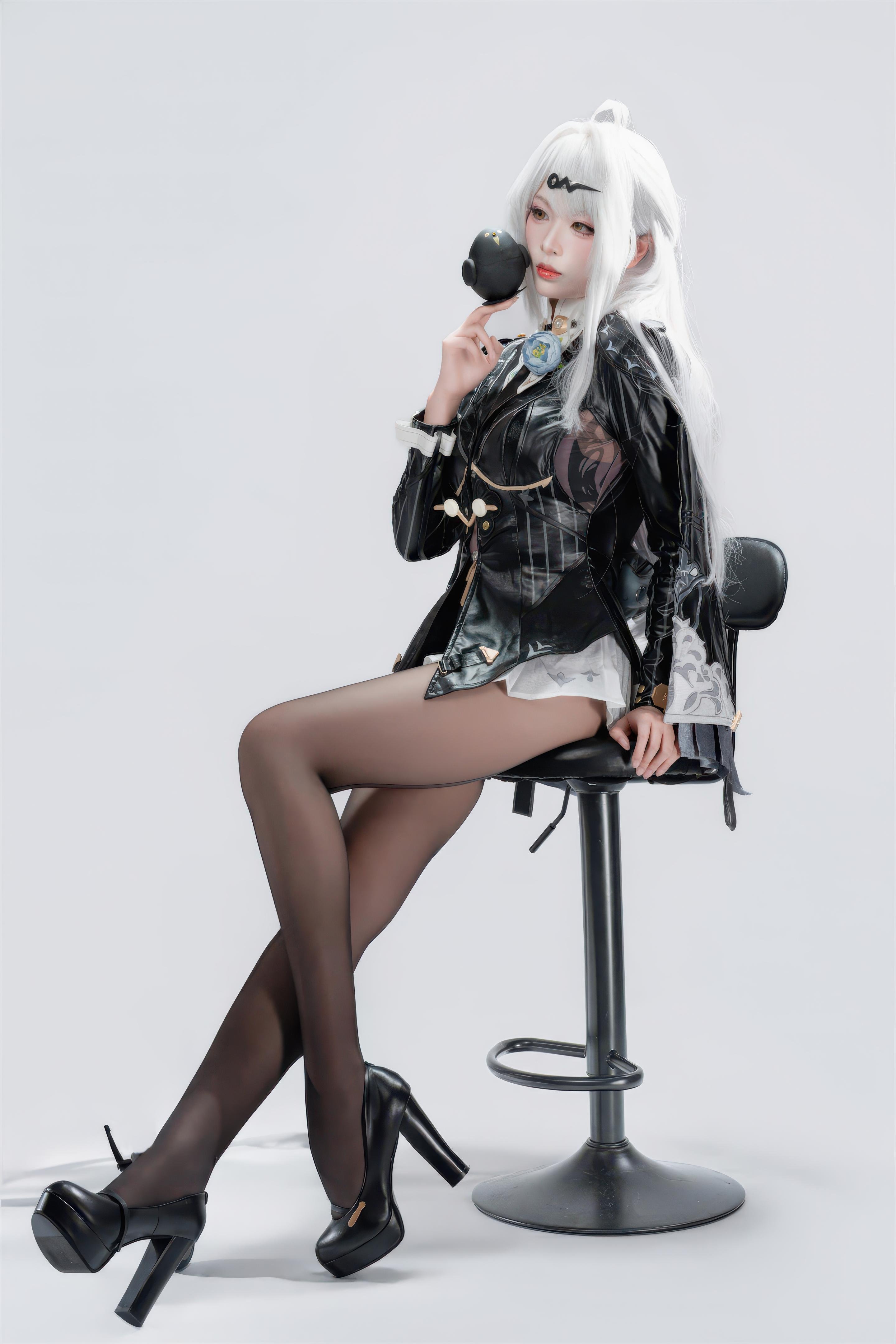 【コスプレ】轩萧学姐 - 绝区零 仪玄 墨形影踪OL：白髪黒ストッキング皮衣 長腿再現 100P