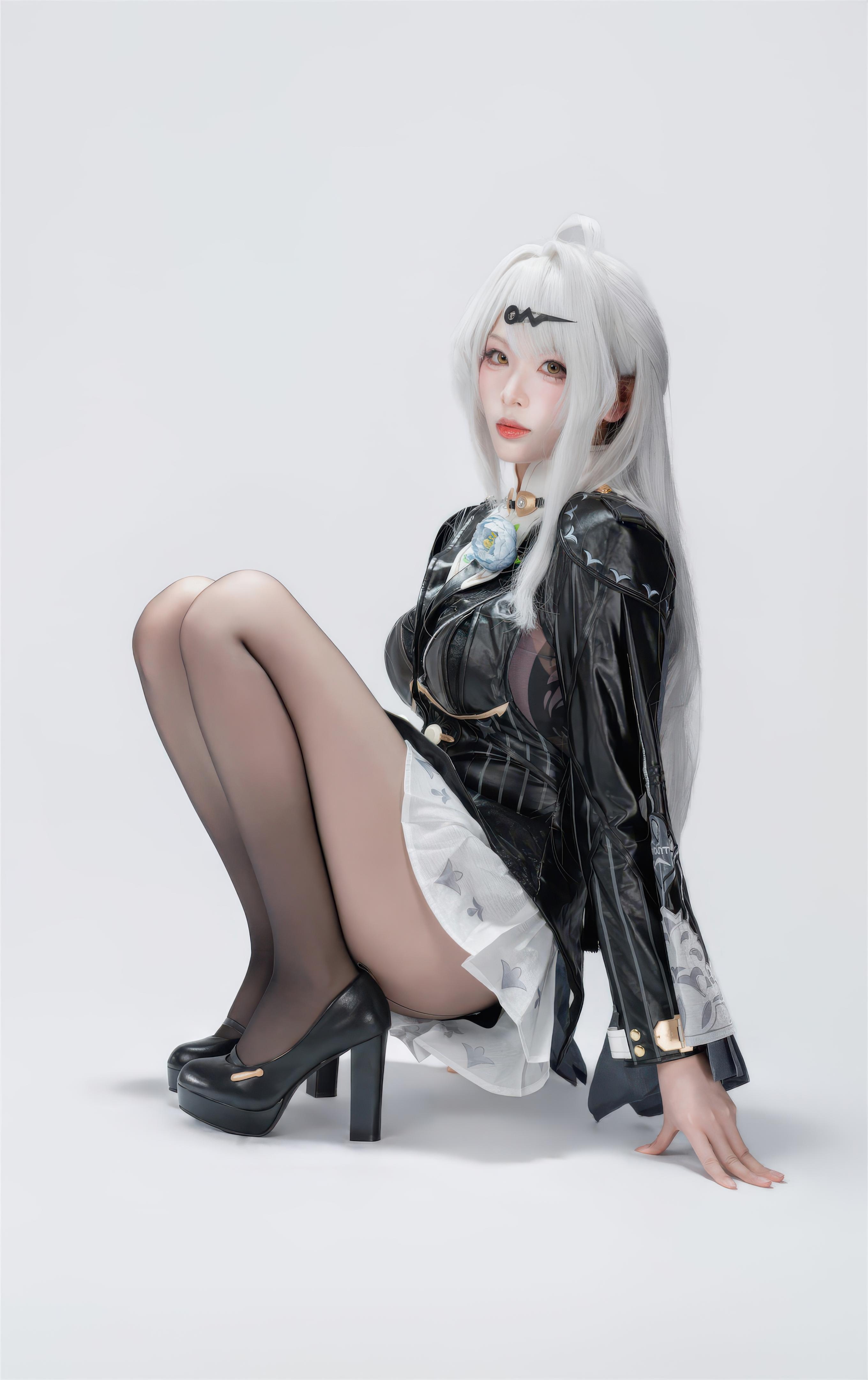 【コスプレ】轩萧学姐 - 绝区零 仪玄 墨形影踪OL：白髪黒ストッキング皮衣 長腿再現 100P