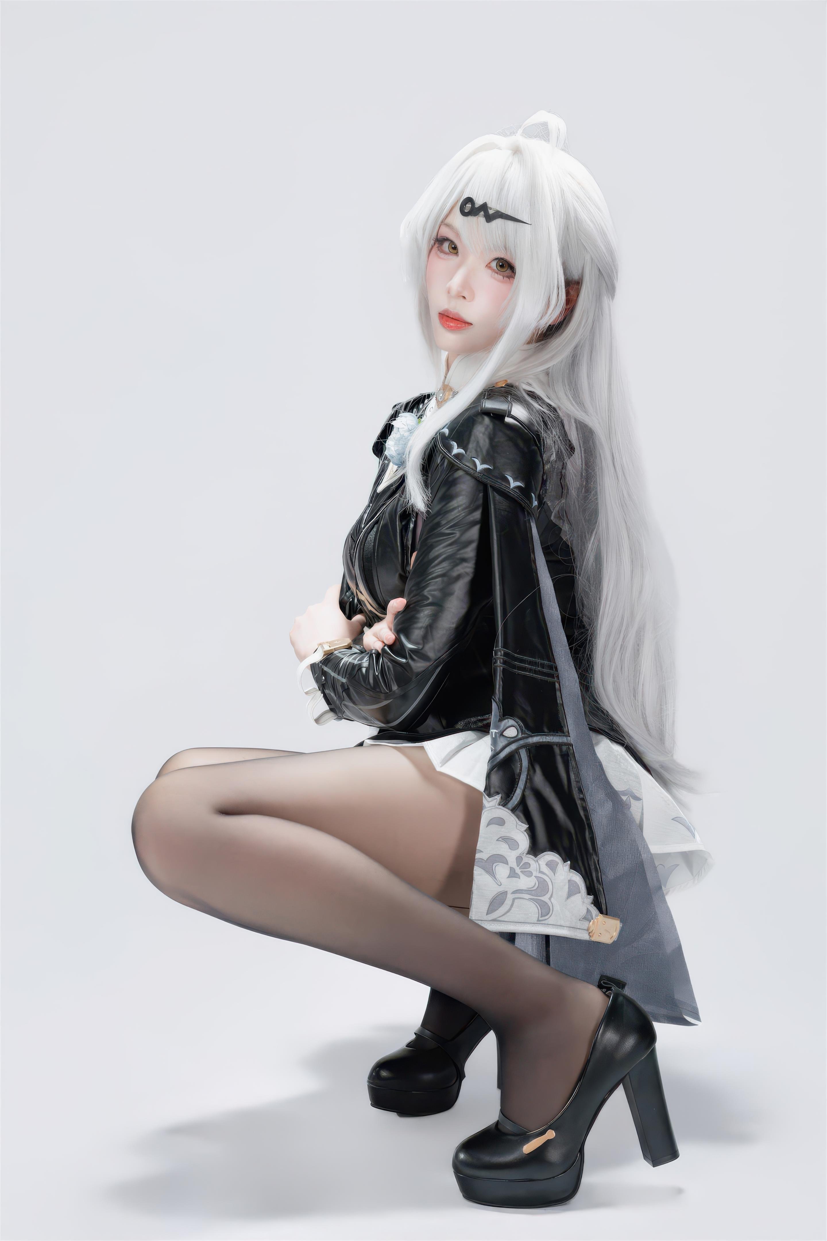 【コスプレ】轩萧学姐 - 绝区零 仪玄 墨形影踪OL：白髪黒ストッキング皮衣 長腿再現 100P