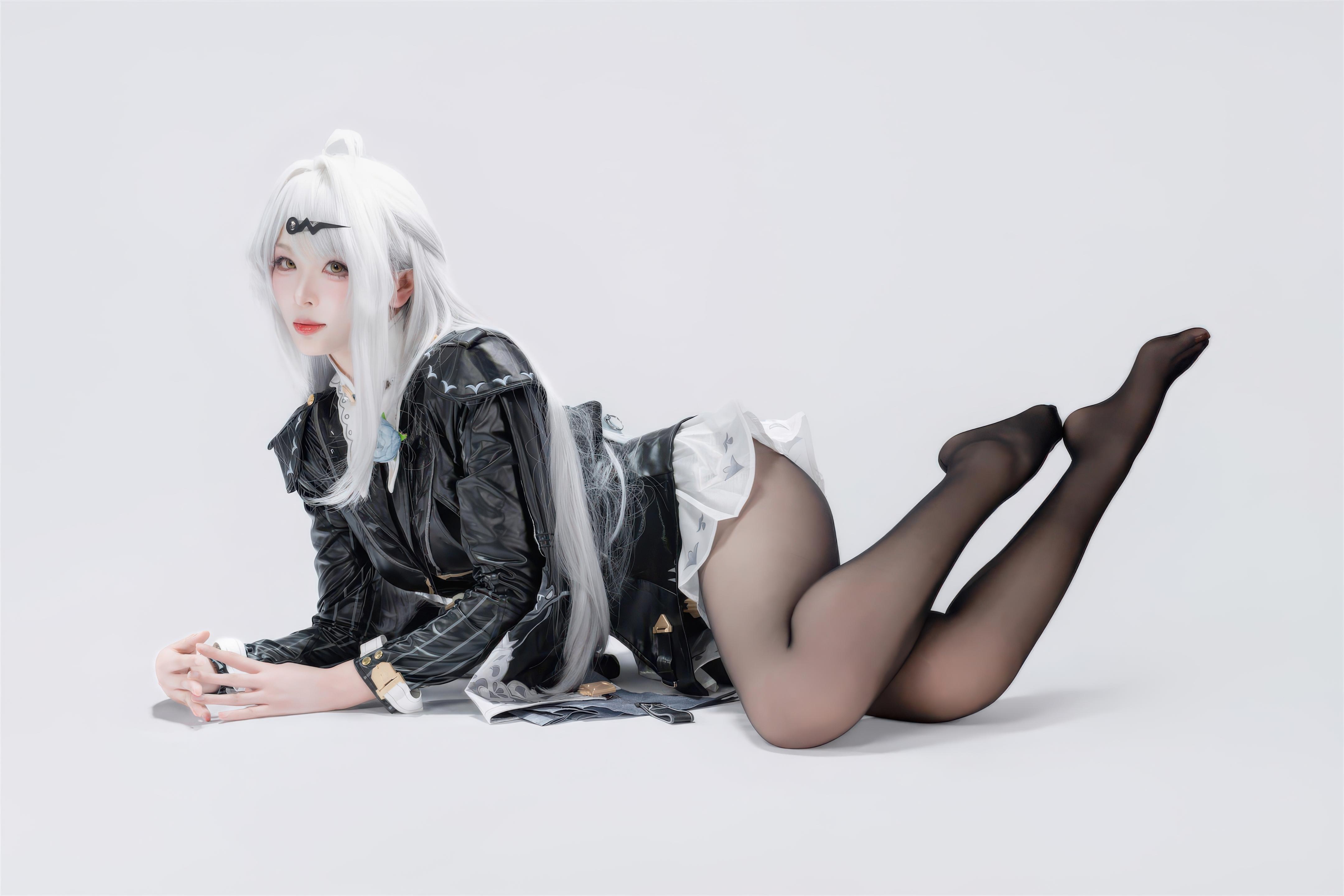 【コスプレ】轩萧学姐 - 绝区零 仪玄 墨形影踪OL：白髪黒ストッキング皮衣 長腿再現 100P
