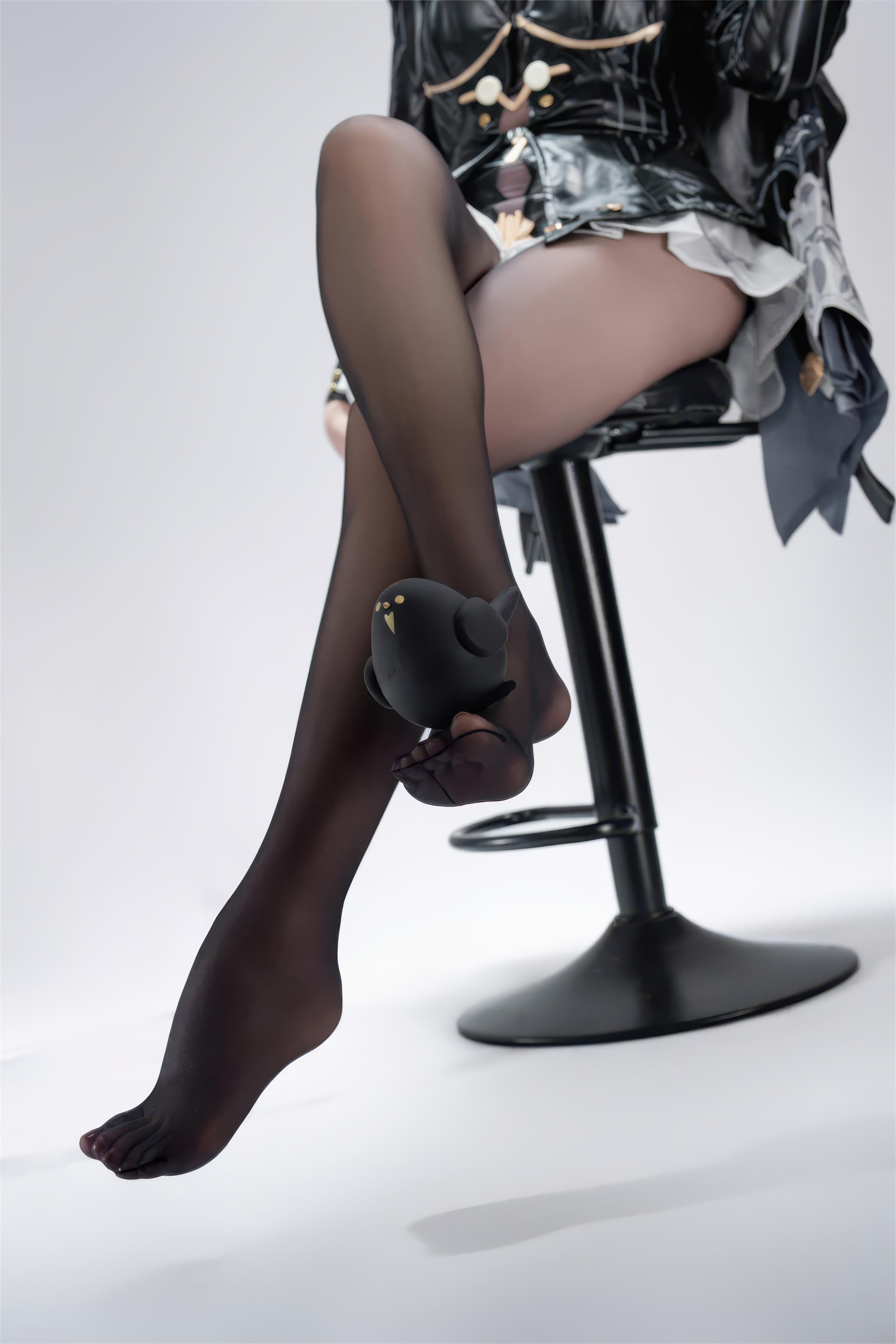 【コスプレ】轩萧学姐 - 绝区零 仪玄 墨形影踪OL：白髪黒ストッキング皮衣 長腿再現 100P