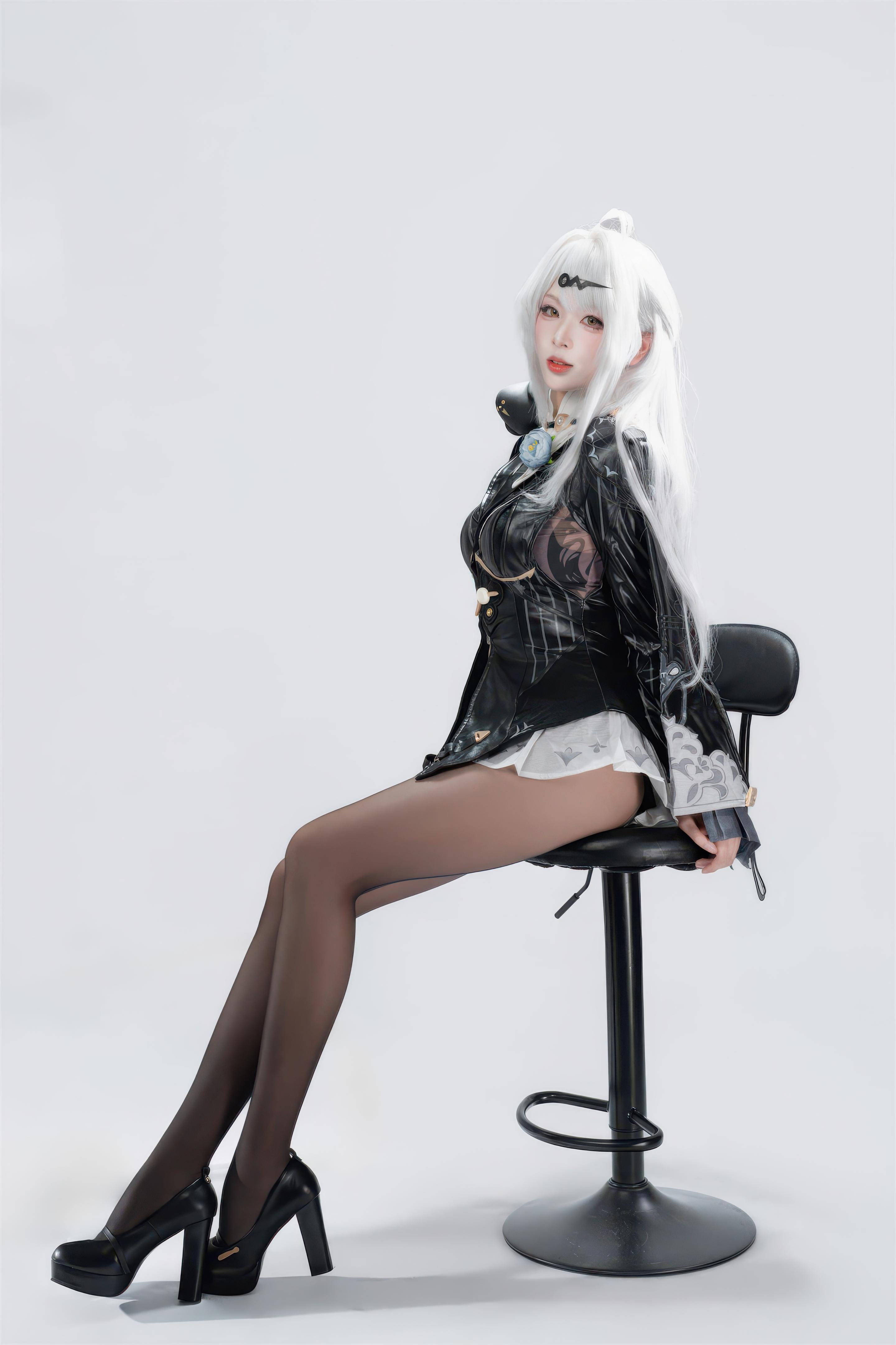 【コスプレ】轩萧学姐 - 绝区零 仪玄 墨形影踪OL：白髪黒ストッキング皮衣 長腿再現 100P