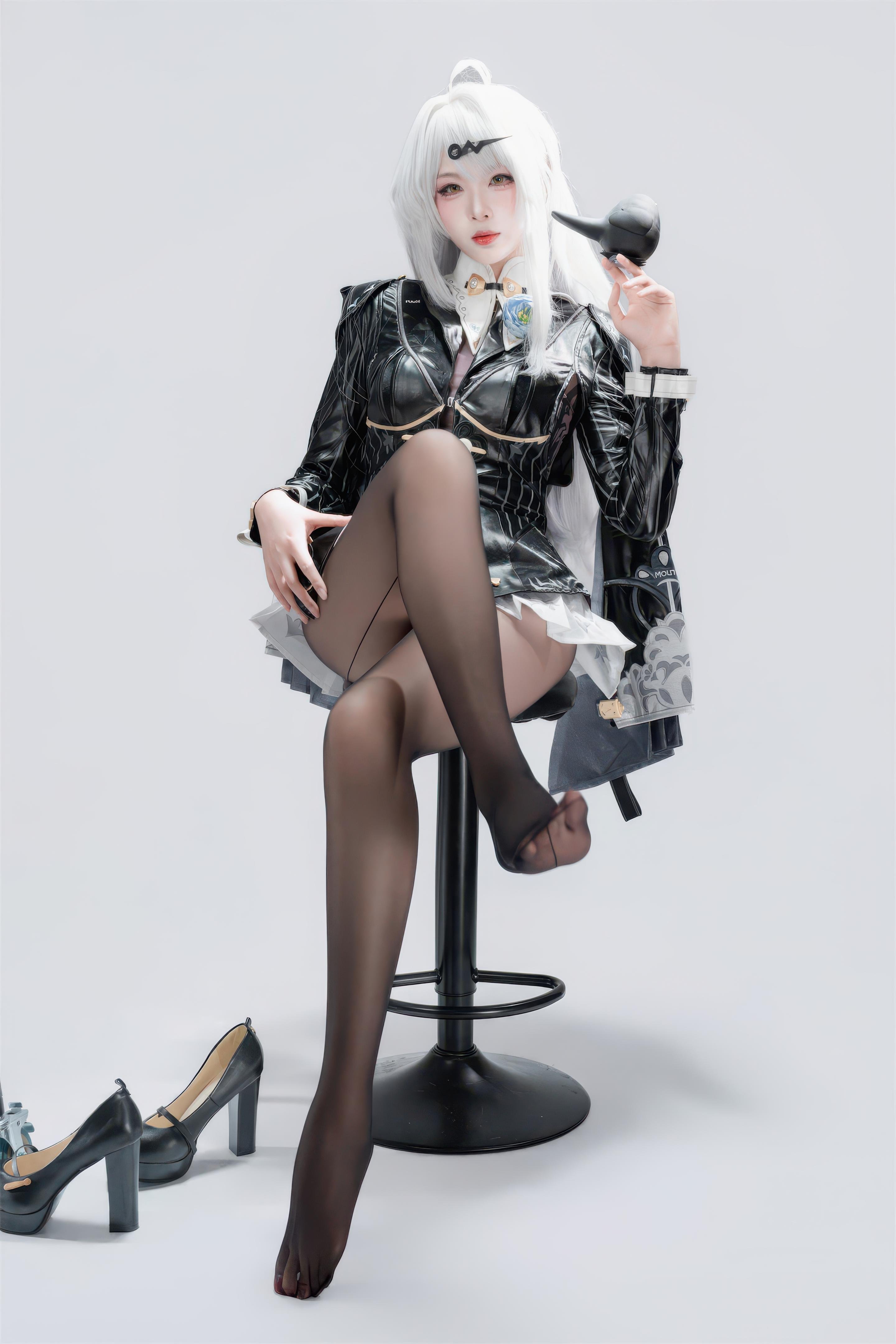 【コスプレ】轩萧学姐 - 绝区零 仪玄 墨形影踪OL：白髪黒ストッキング皮衣 長腿再現 100P