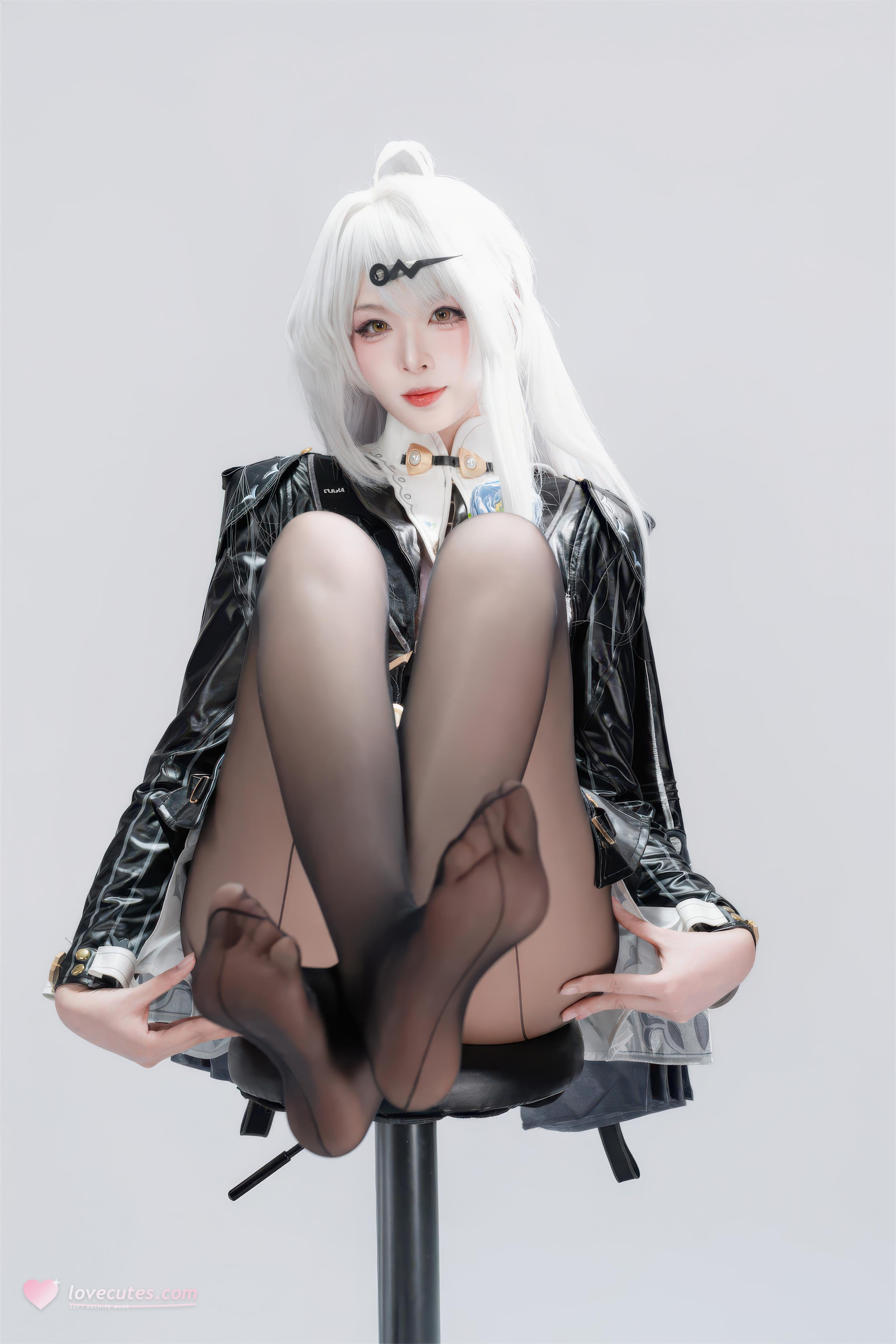 【コスプレ】轩萧学姐 - 绝区零 仪玄 墨形影踪OL：白髪黒ストッキング皮衣 長腿再現 100P