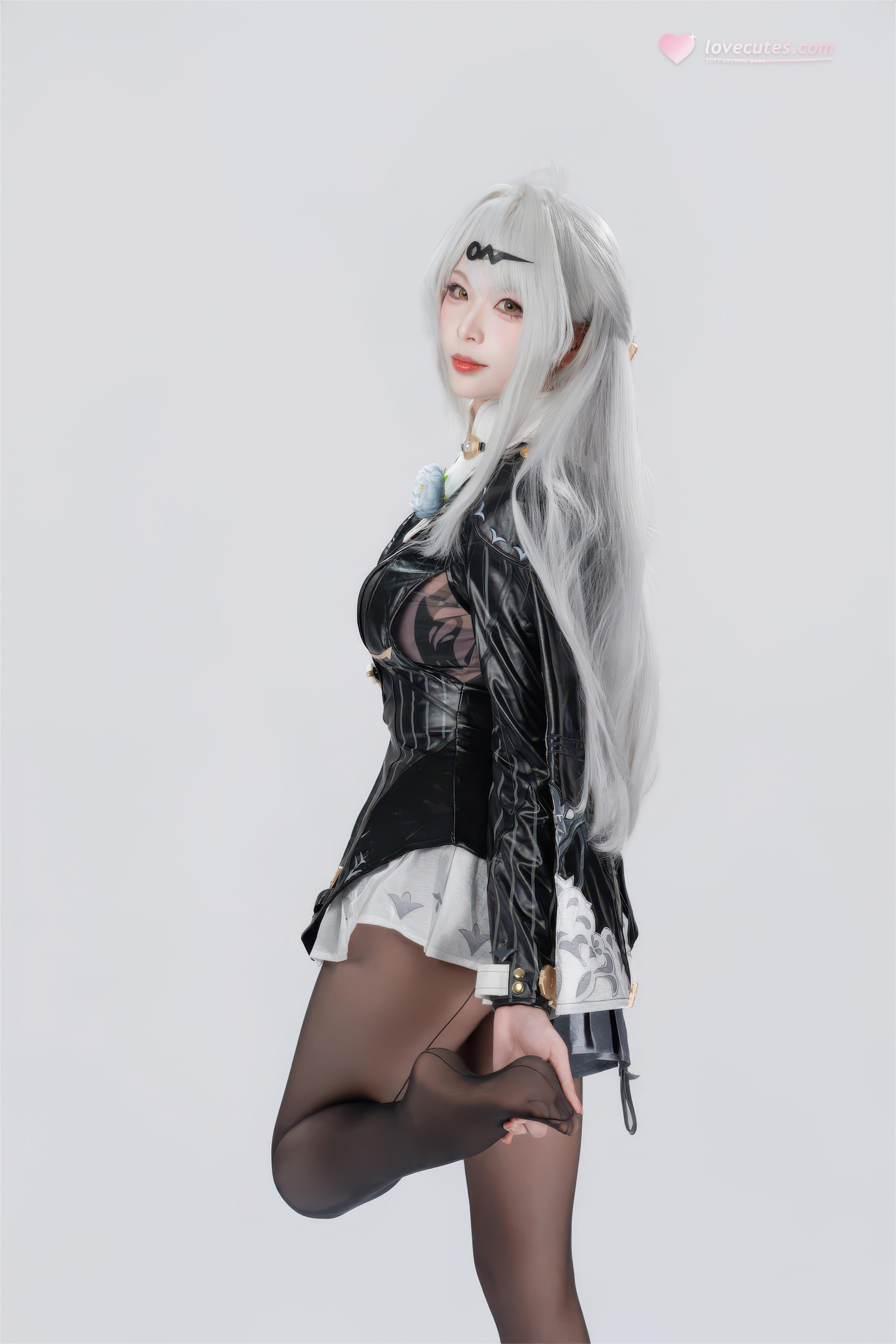 【コスプレ】轩萧学姐 - 绝区零 仪玄 墨形影踪OL：白髪黒ストッキング皮衣 長腿再現 100P