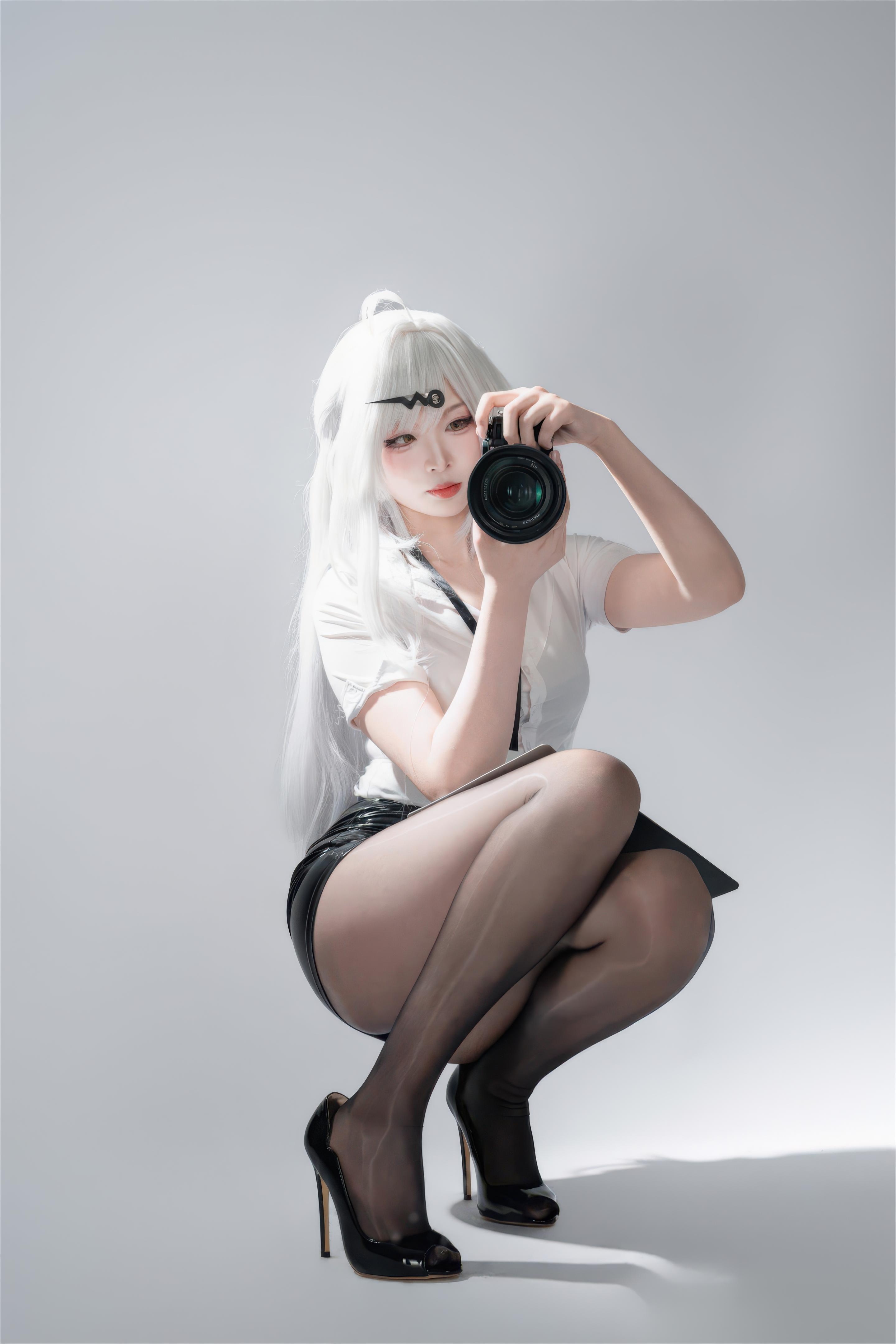【コスプレ】轩萧学姐 - 绝区零 仪玄 墨形影踪OL：白髪黒ストッキング皮衣 長腿再現 100P