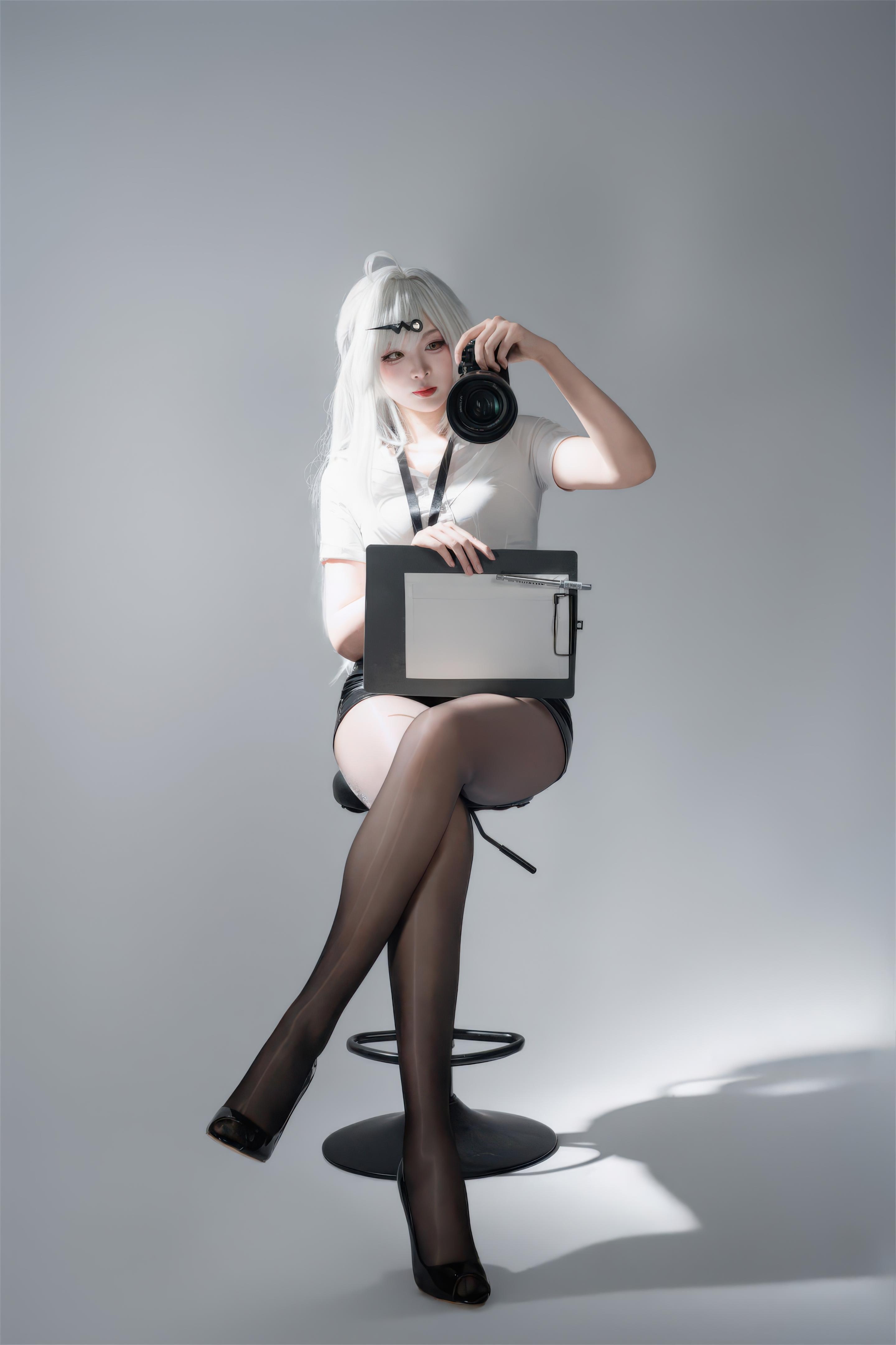 【コスプレ】轩萧学姐 - 绝区零 仪玄 墨形影踪OL：白髪黒ストッキング皮衣 長腿再現 100P
