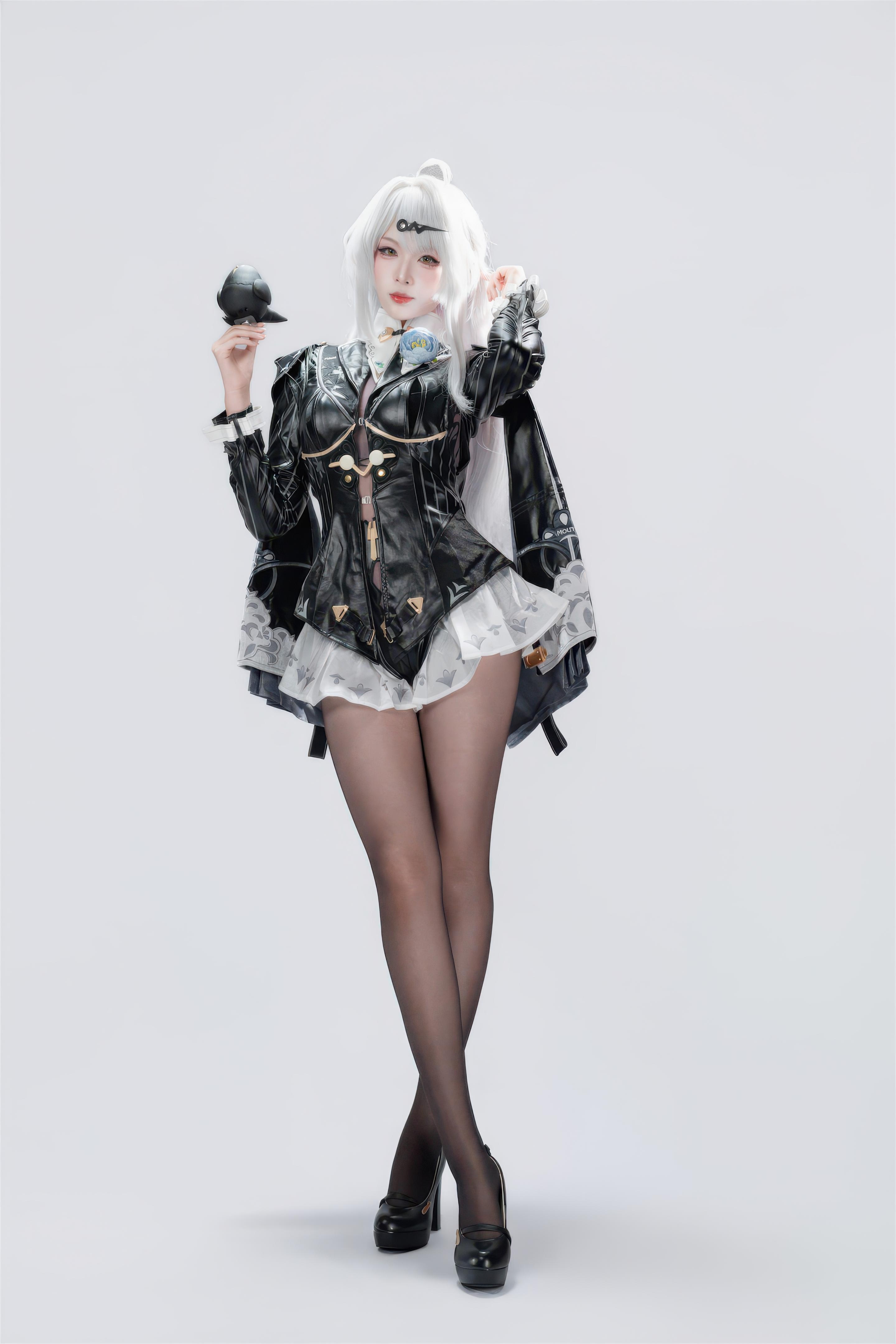 【コスプレ】轩萧学姐 - 绝区零 仪玄 墨形影踪OL：白髪黒ストッキング皮衣 長腿再現 100P