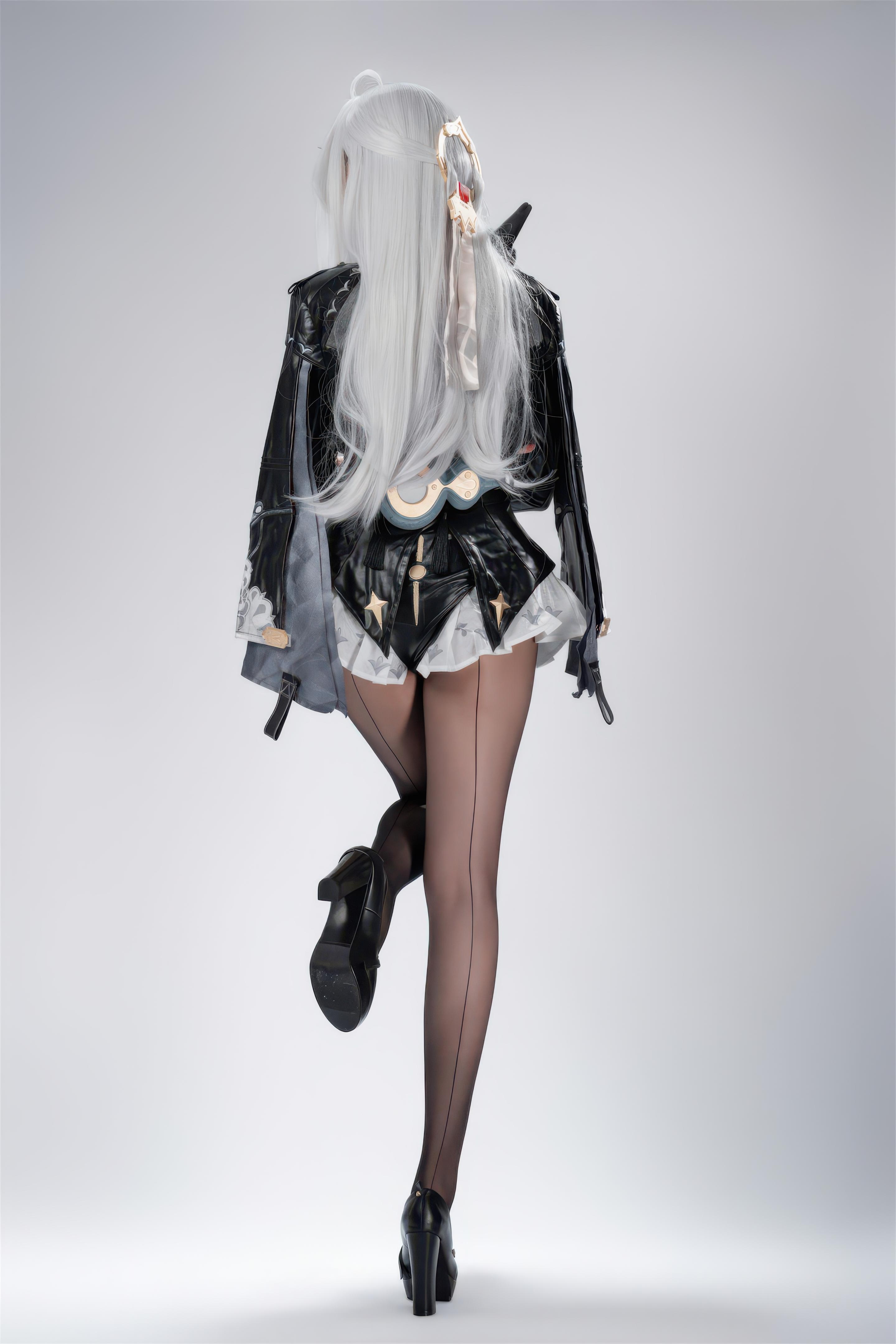 【コスプレ】轩萧学姐 - 绝区零 仪玄 墨形影踪OL：白髪黒ストッキング皮衣 長腿再現 100P