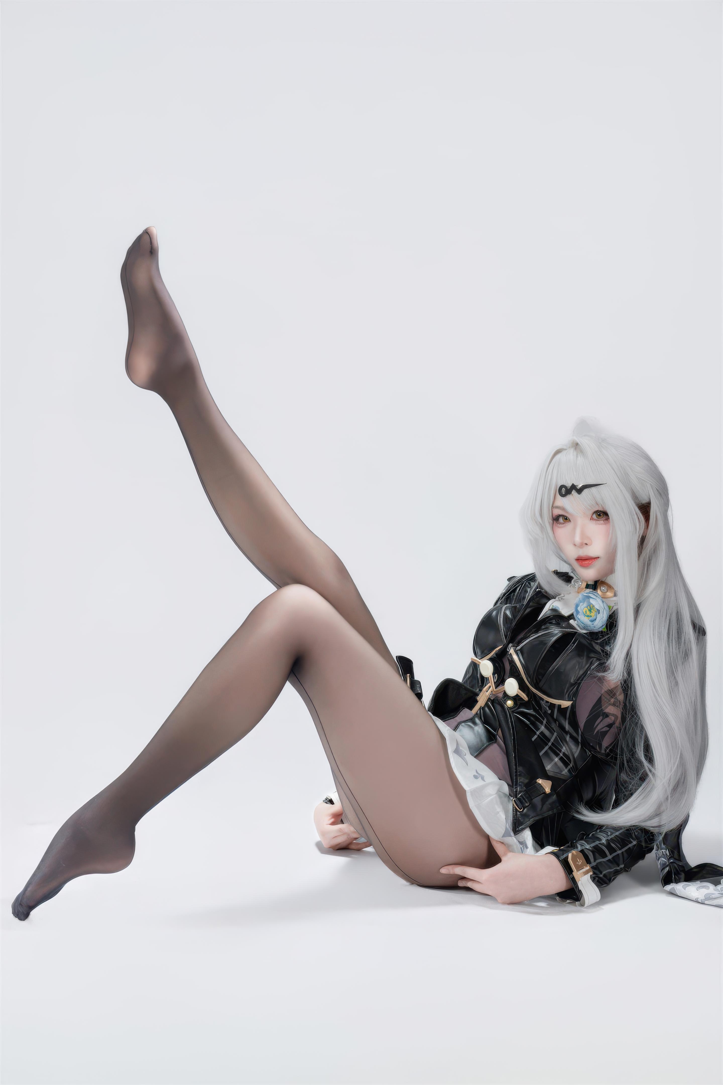 【コスプレ】轩萧学姐 - 绝区零 仪玄 墨形影踪OL：白髪黒ストッキング皮衣 長腿再現 100P