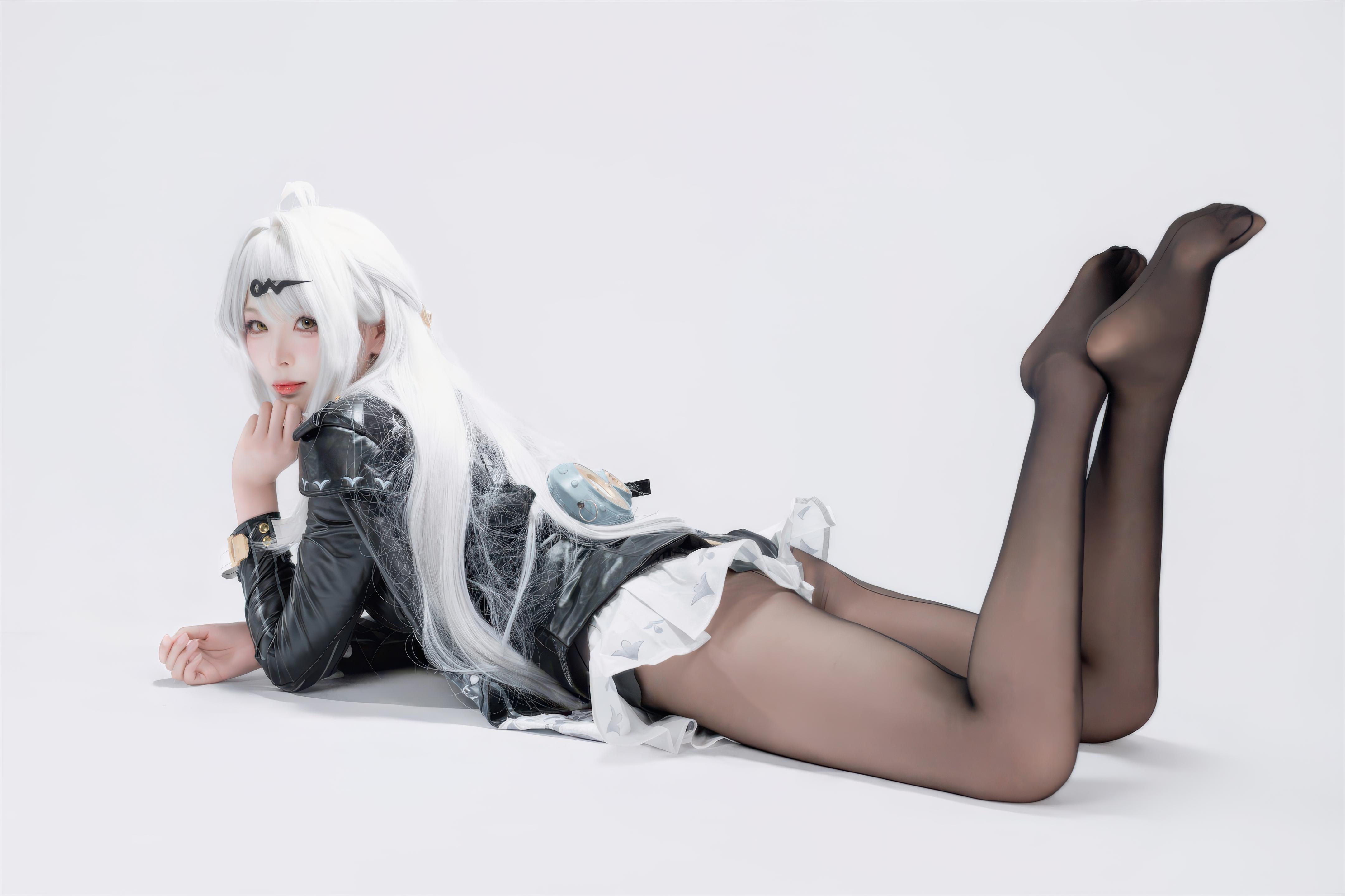 【コスプレ】轩萧学姐 - 绝区零 仪玄 墨形影踪OL：白髪黒ストッキング皮衣 長腿再現 100P