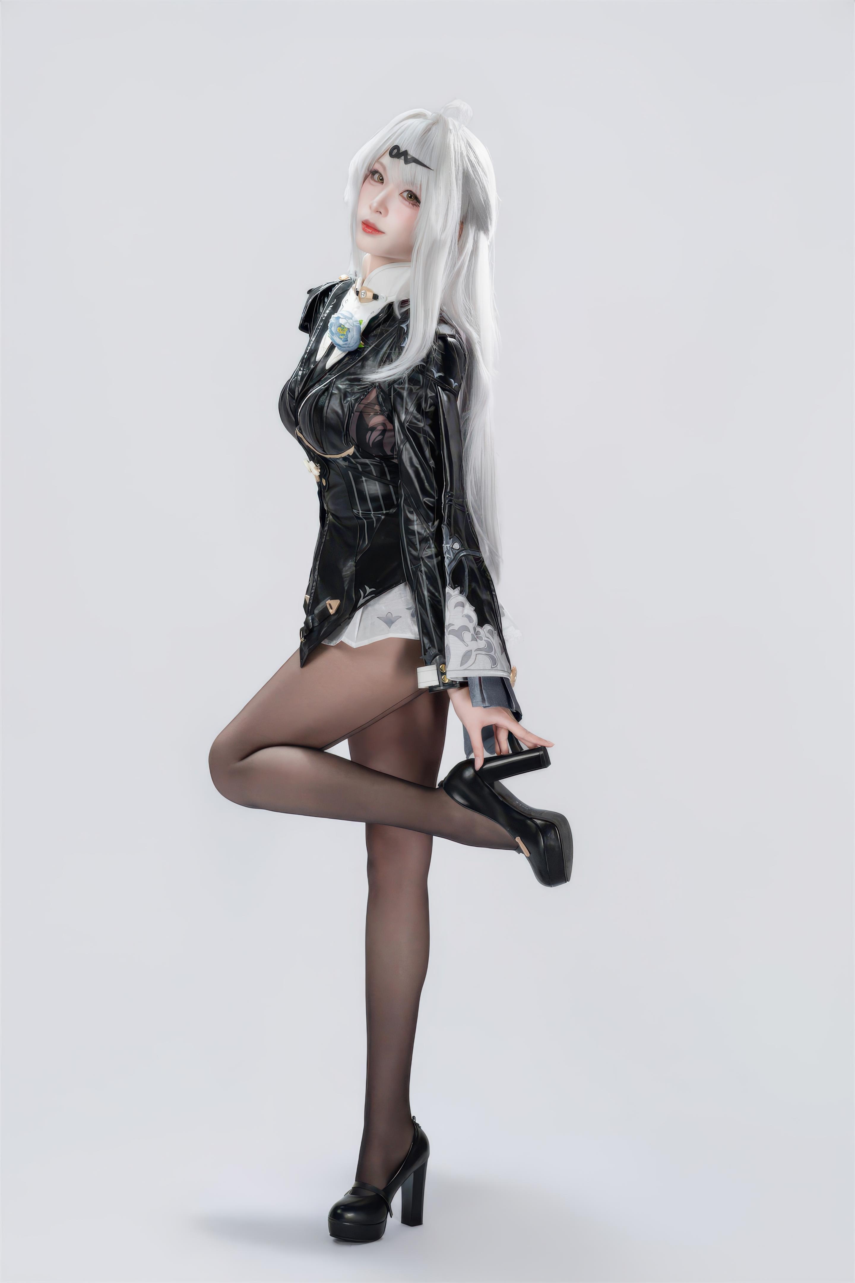 【Cosplay】軒蕭學姐 - 絕區零 儀玄 墨形影蹤OL：白髮黑絲皮衣 長腿還原 100P