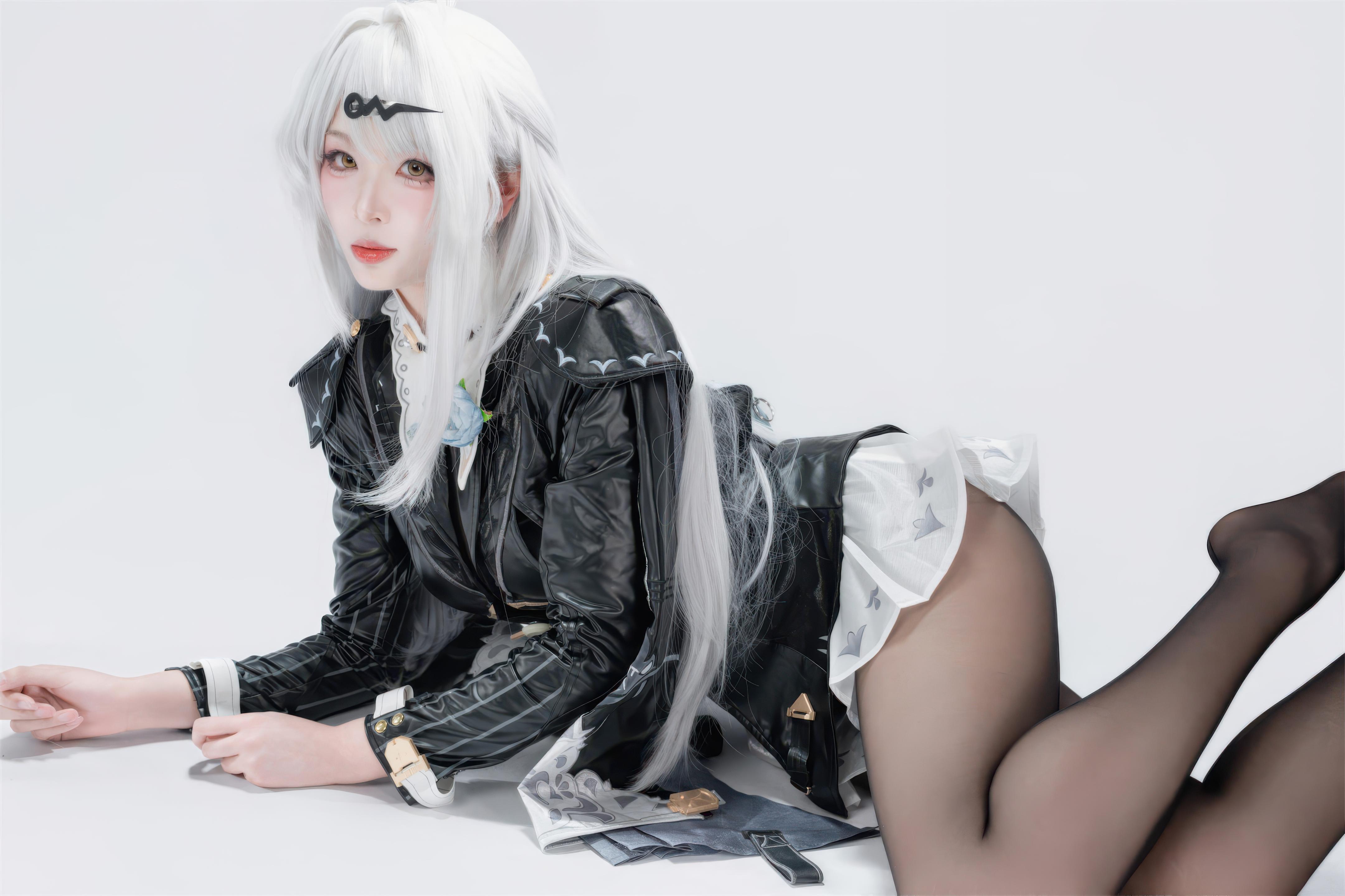 【Cosplay】軒蕭學姐 - 絕區零 儀玄 墨形影蹤OL：白髮黑絲皮衣 長腿還原 100P