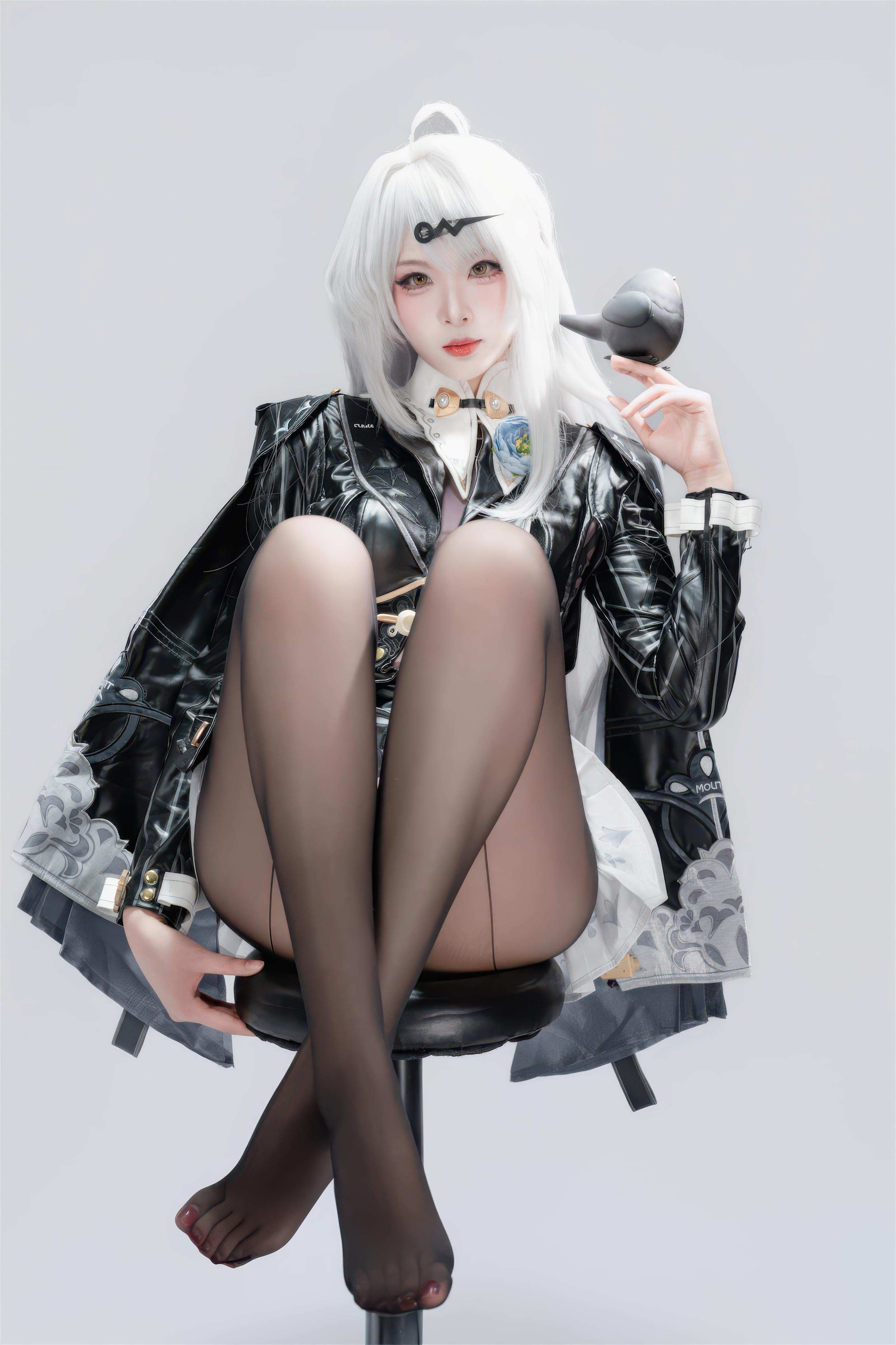 【Cosplay】軒蕭學姐 - 絕區零 儀玄 墨形影蹤OL：白髮黑絲皮衣 長腿還原 100P