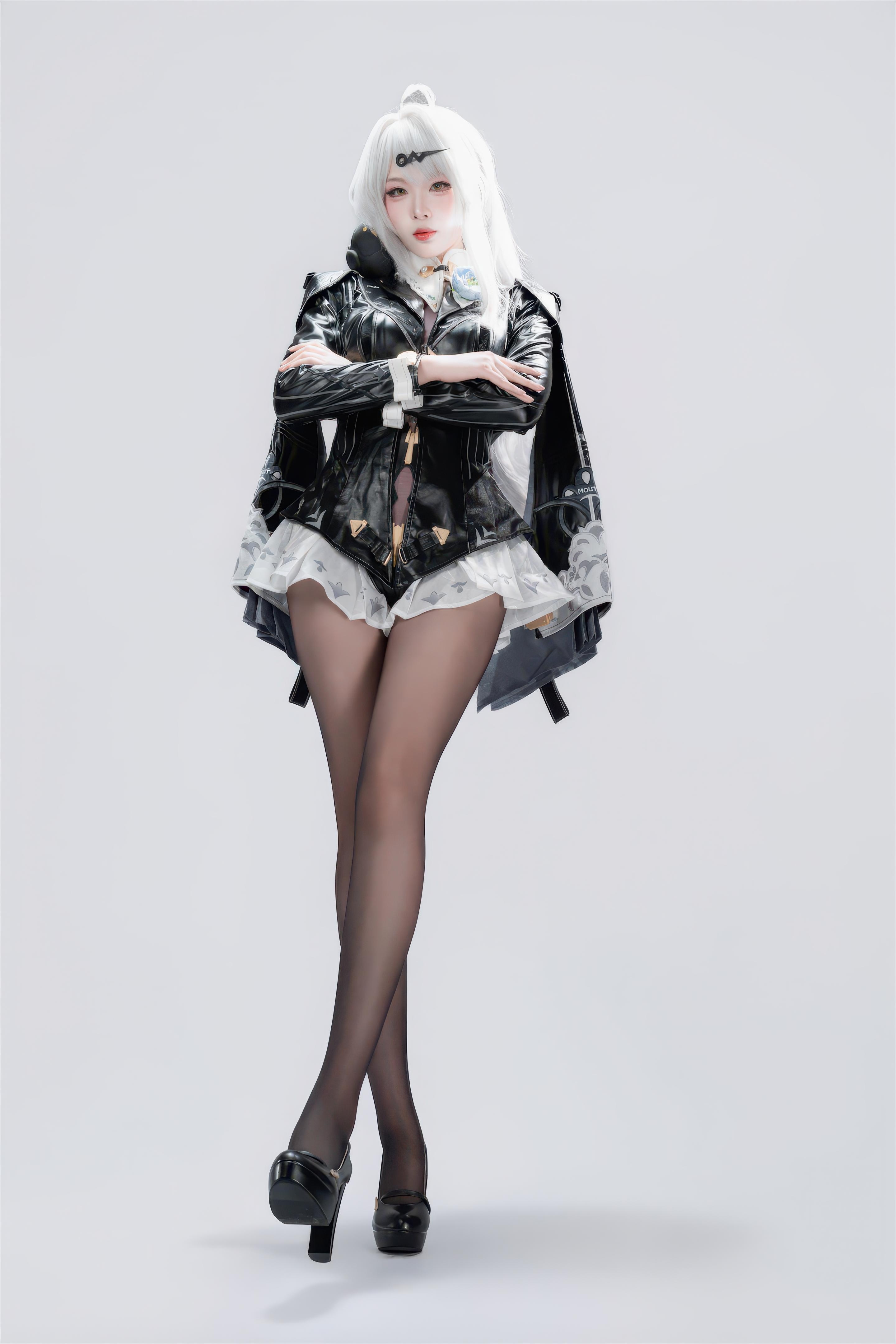 【Cosplay】軒蕭學姐 - 絕區零 儀玄 墨形影蹤OL：白髮黑絲皮衣 長腿還原 100P