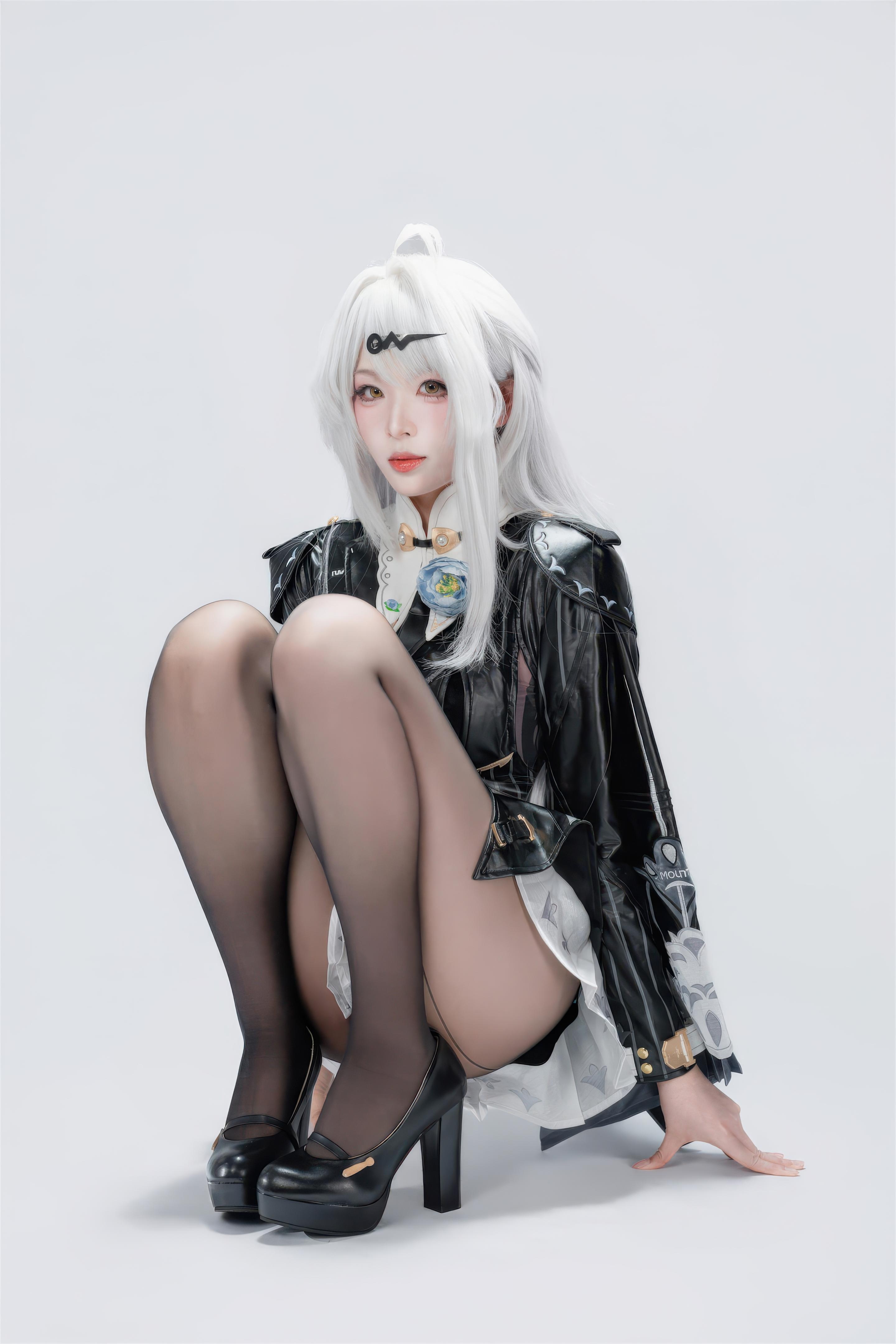 【Cosplay】軒蕭學姐 - 絕區零 儀玄 墨形影蹤OL：白髮黑絲皮衣 長腿還原 100P