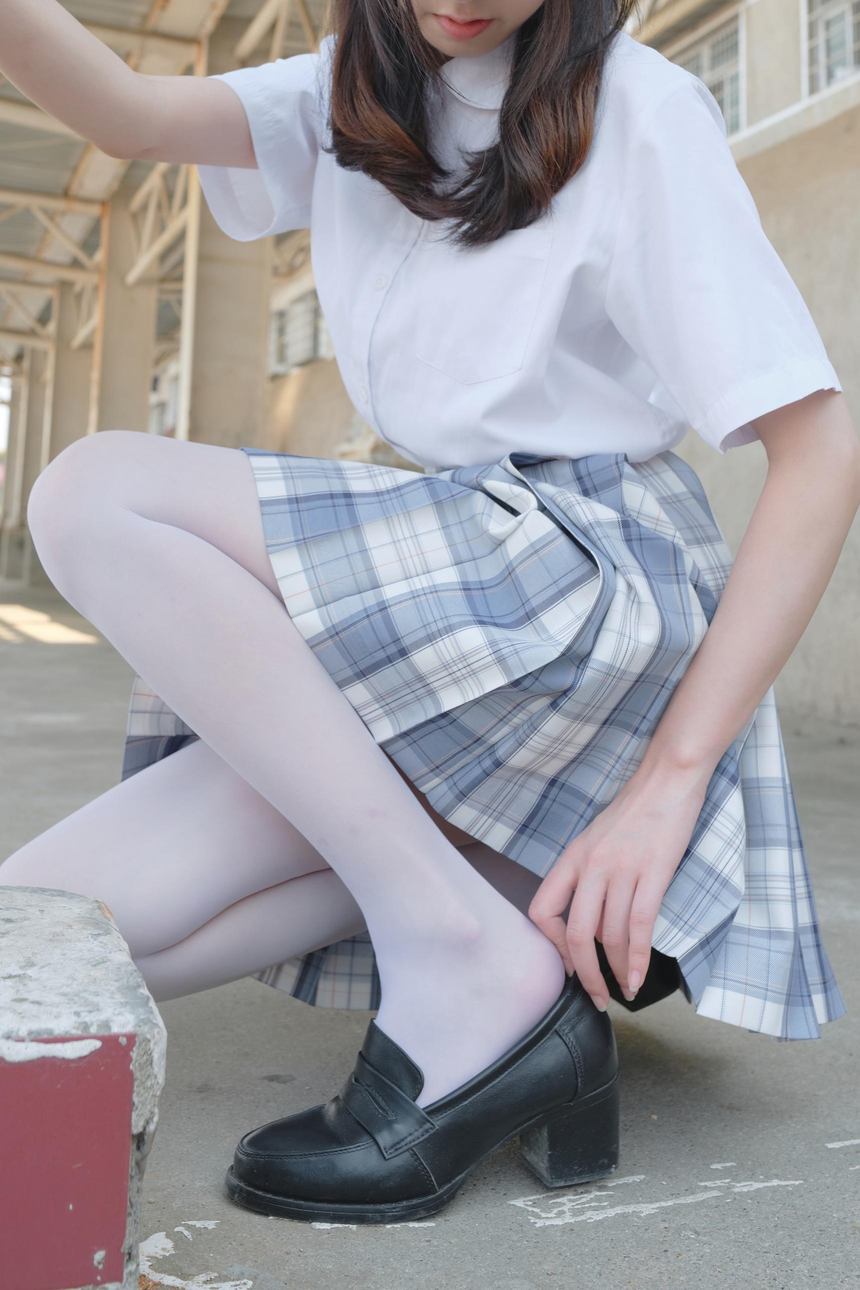 [Photos] Moriro Financial Group Little Seven JK White Stockings: Beautiful White Stockings Legs Indoor and Outdoor Photos 106P1V