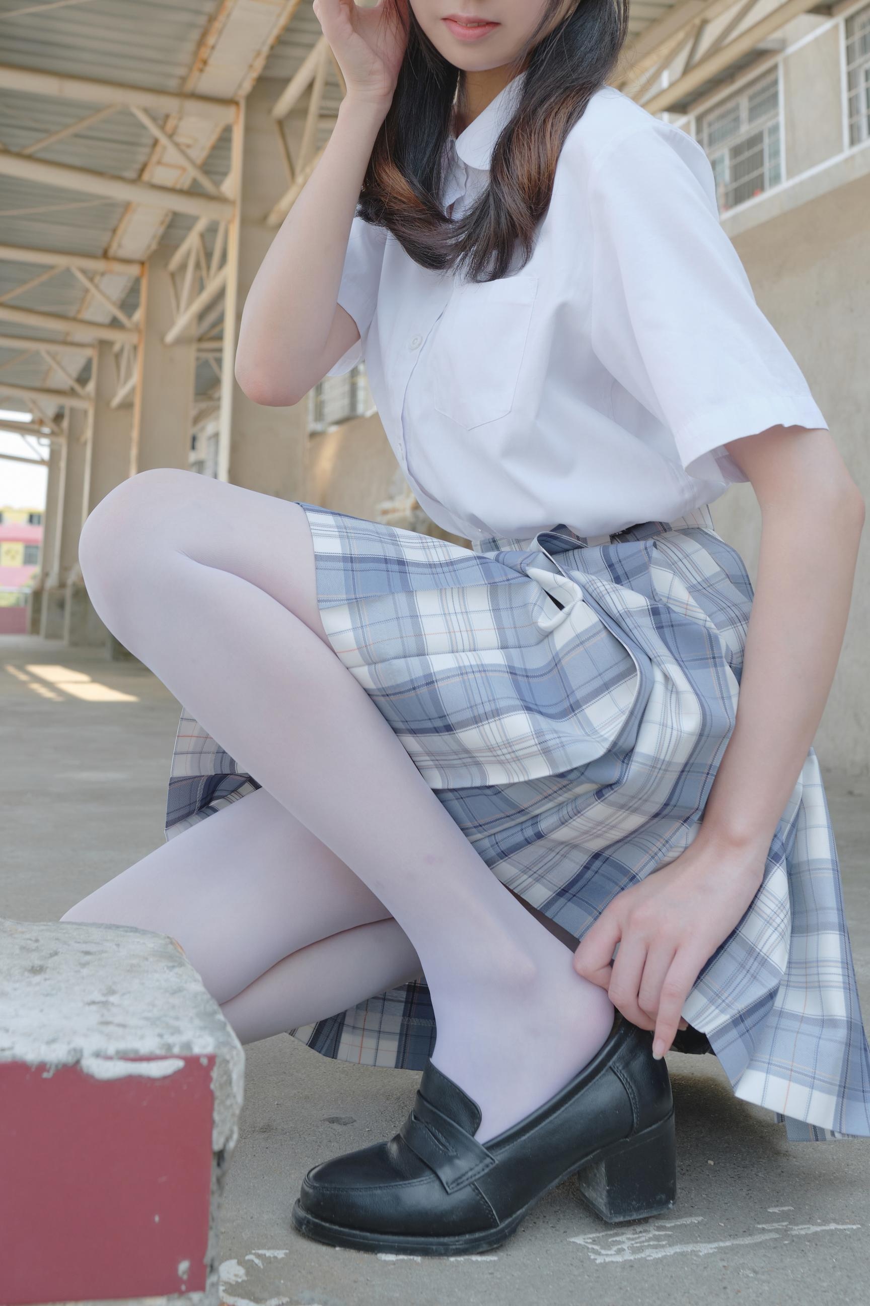 [Photos] Moriro Financial Group Little Seven JK White Stockings: Beautiful White Stockings Legs Indoor and Outdoor Photos 106P1V