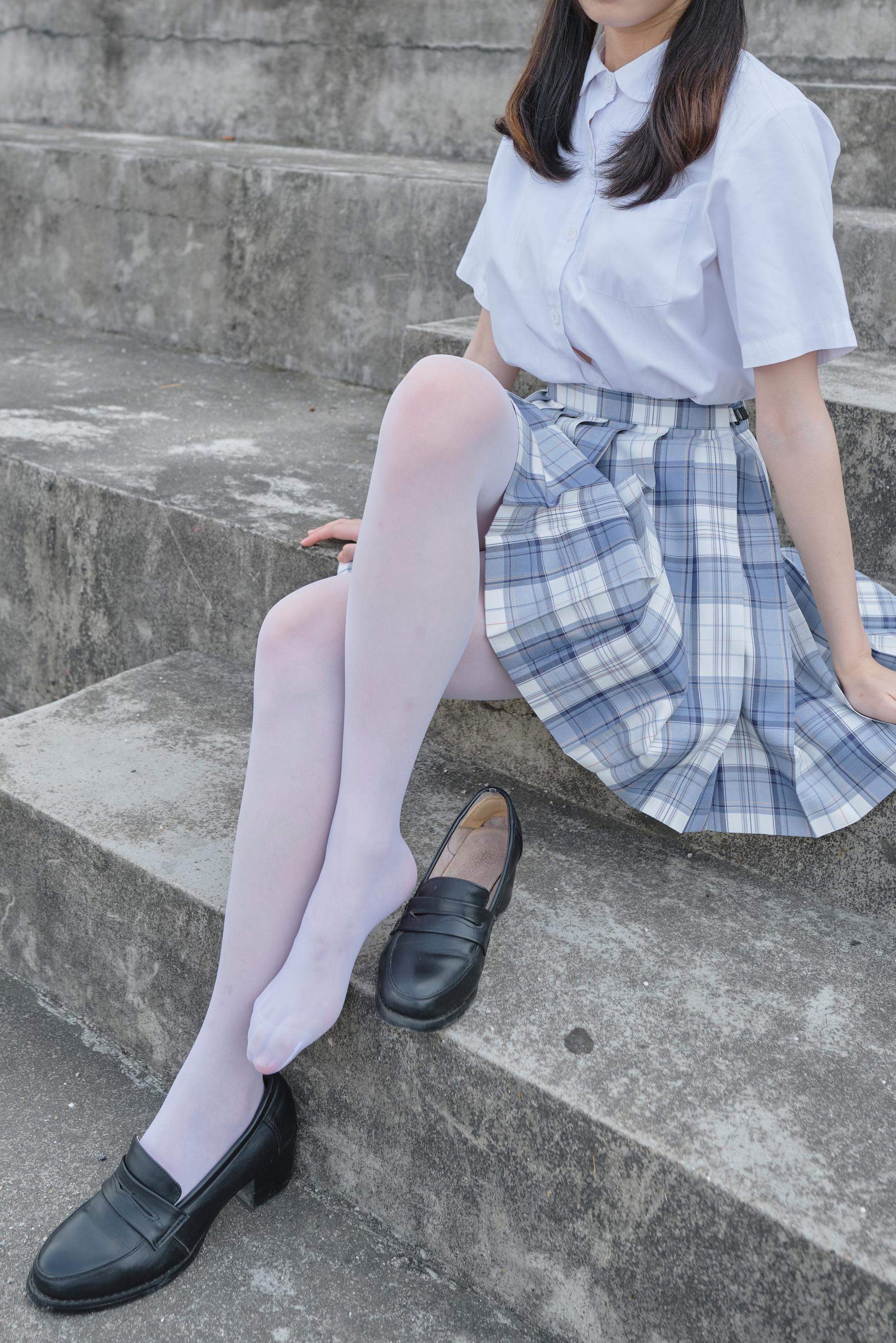 [Photos] Moriro Financial Group Little Seven JK White Stockings: Beautiful White Stockings Legs Indoor and Outdoor Photos 106P1V