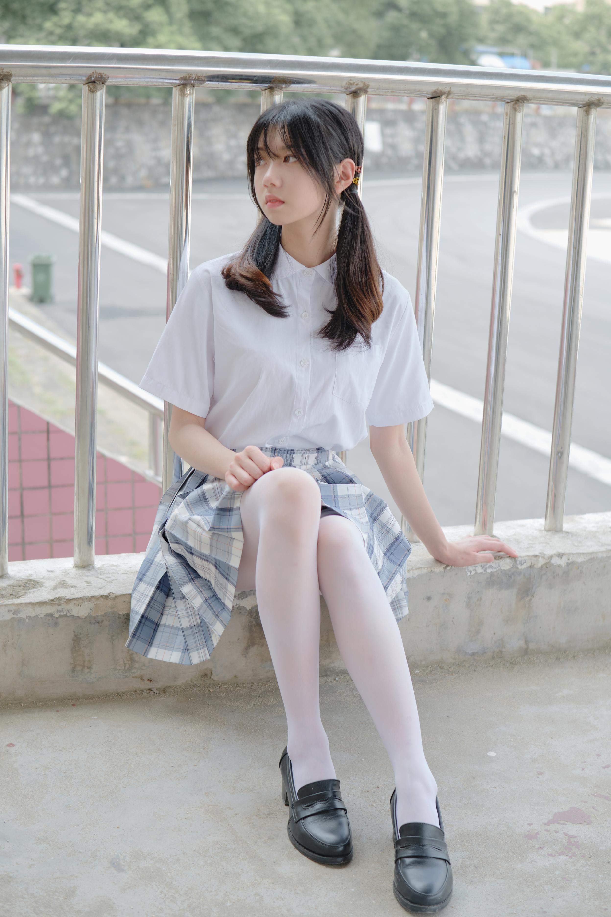 [Photos] Moriro Financial Group Little Seven JK White Stockings: Beautiful White Stockings Legs Indoor and Outdoor Photos 106P1V