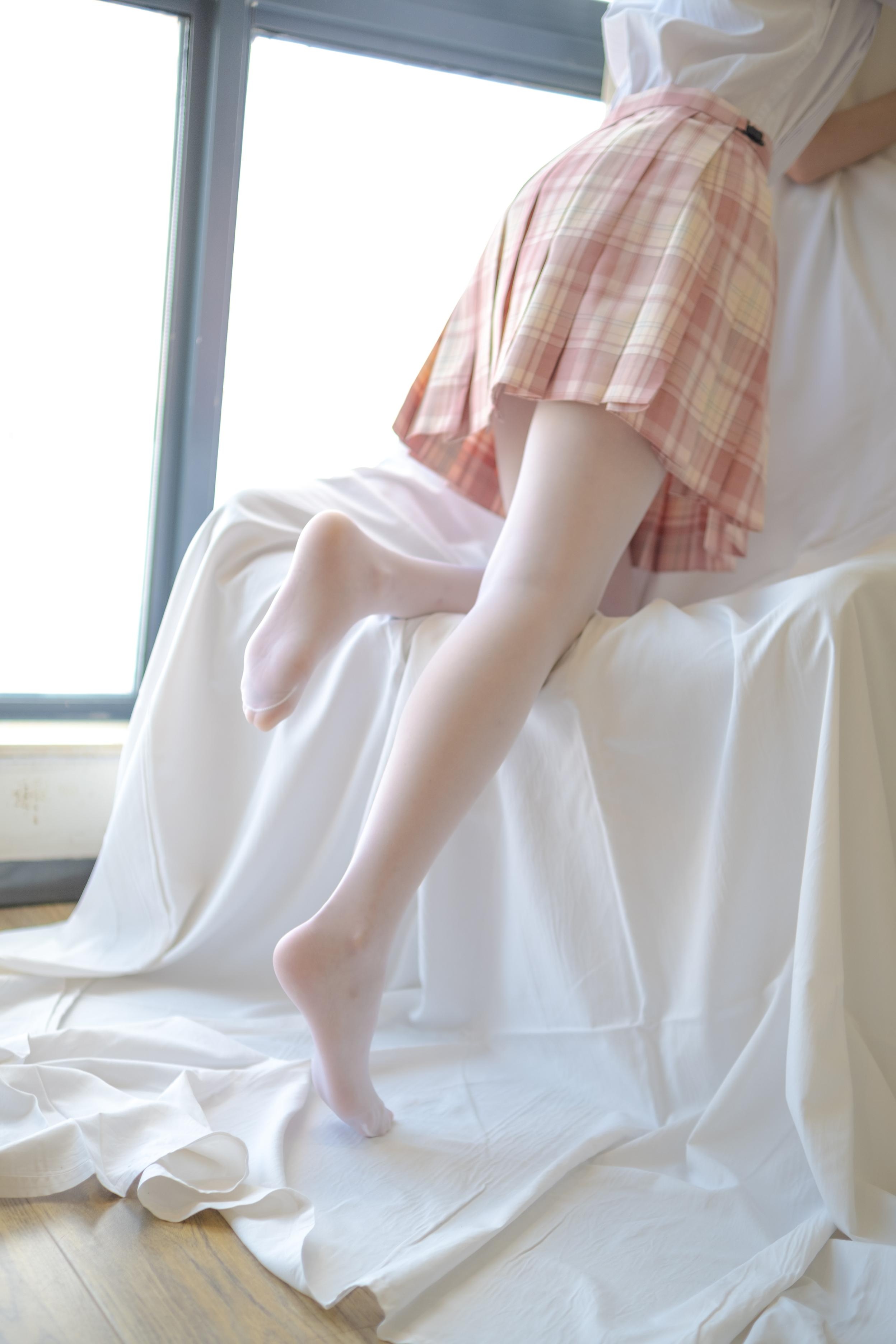 [写真] 森萝财団 小七 JK白丝：白丝美脚室内外写真 106P1V