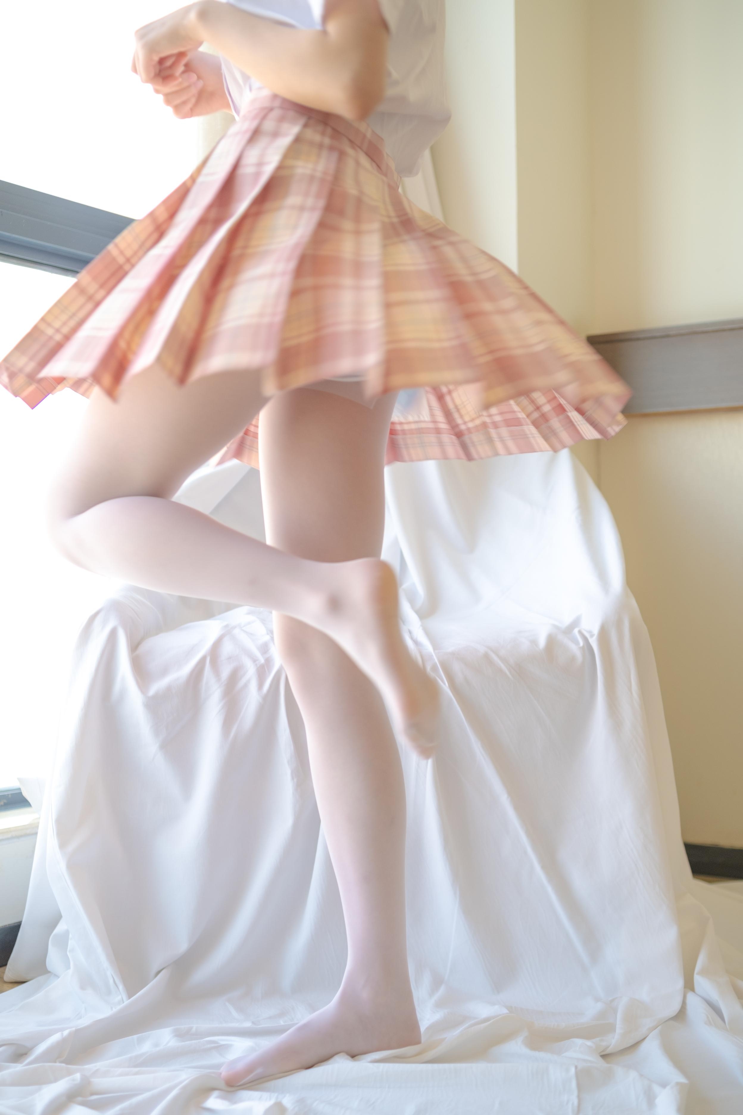 [写真] 森萝财团 小七 JK白丝：白丝美腿室内外写真 106P1V