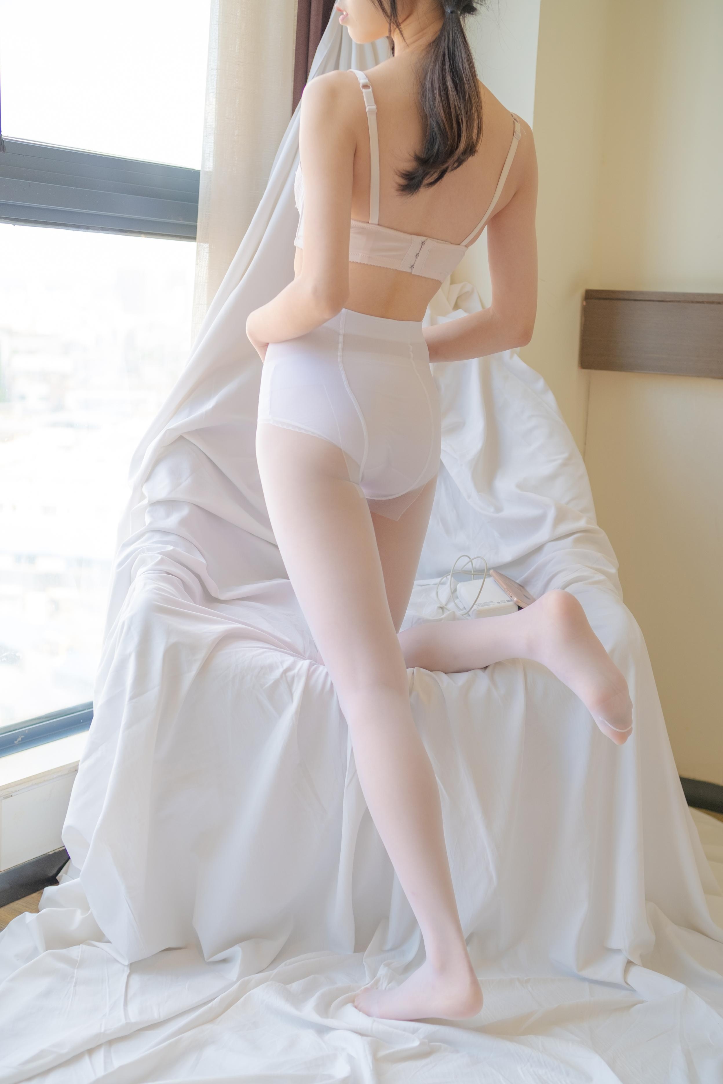 [写真] 森萝财団 小七 JK白丝：白丝美脚室内外写真 106P1V