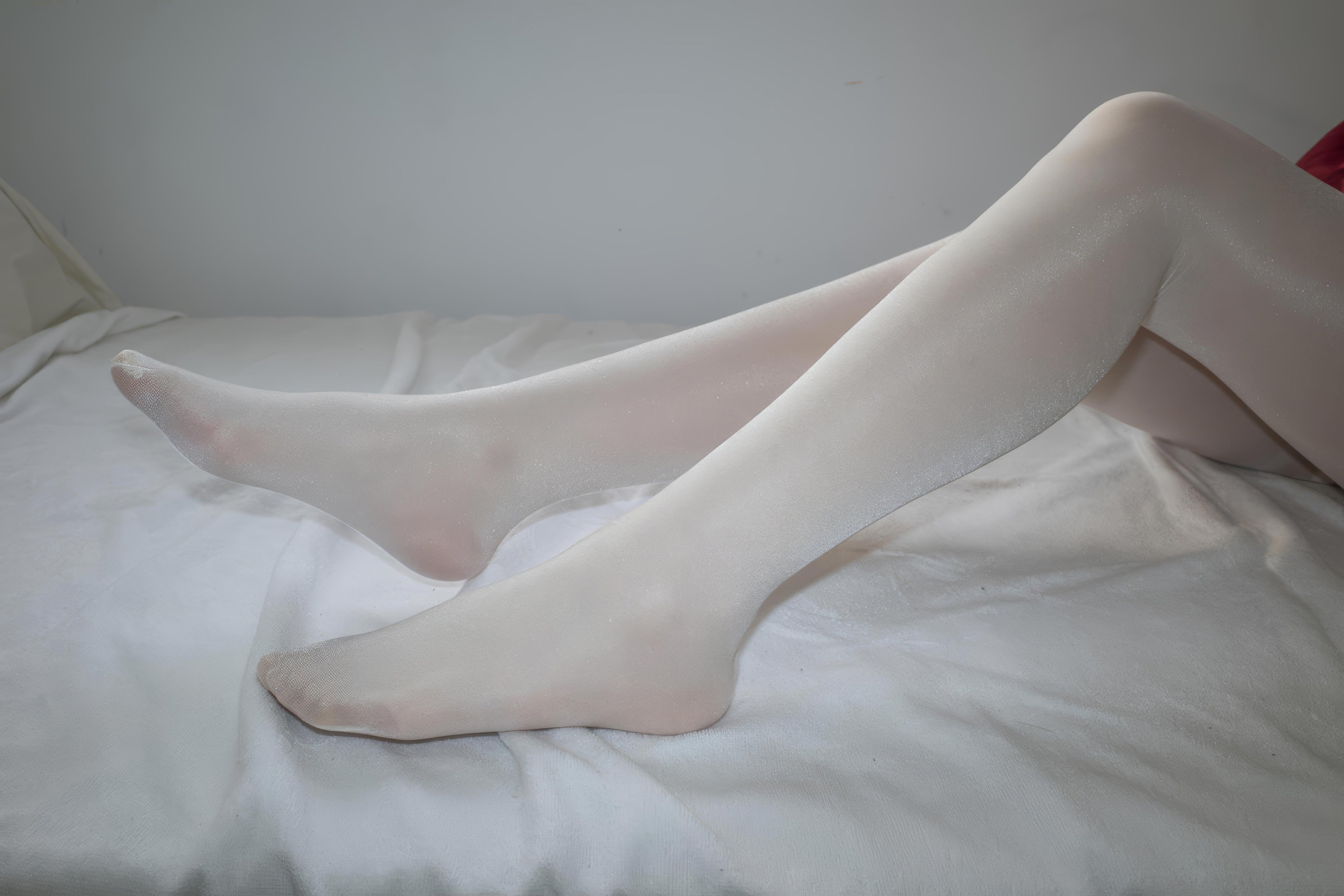 [Photos] Moriro Financial Group Sayaka 40D Shiny Sheer Socks: Stunning White Silk Legs on Bed 79P