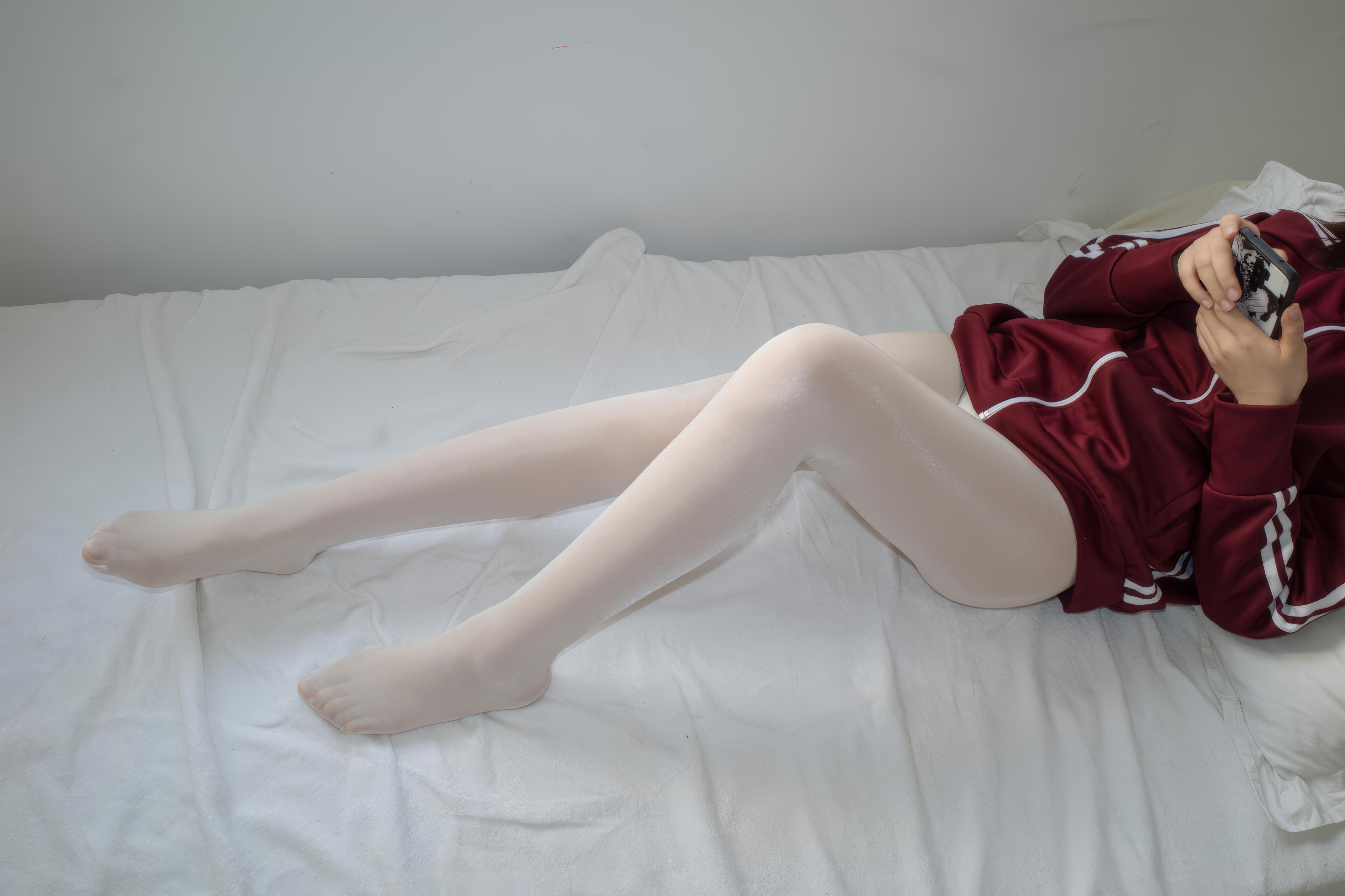 [Photos] Moriro Financial Group Sayaka 40D Shiny Sheer Socks: Stunning White Silk Legs on Bed 79P