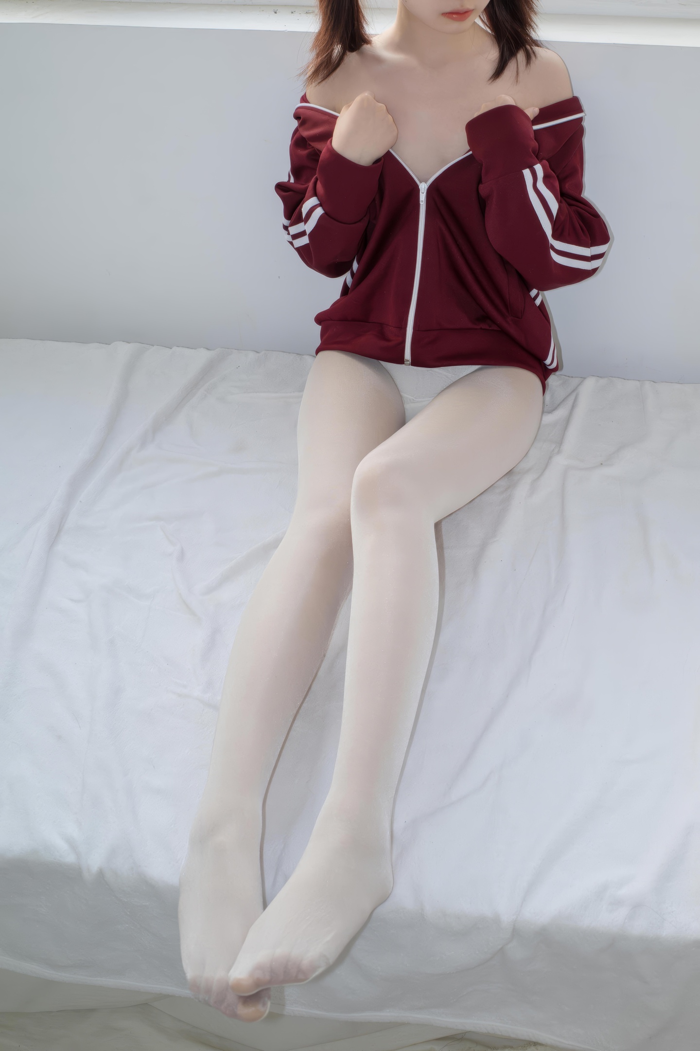 [Photos] Moriro Financial Group Sayaka 40D Shiny Sheer Socks: Stunning White Silk Legs on Bed 79P