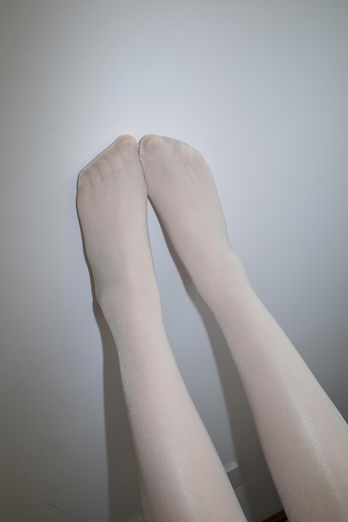 [Photos] Moriro Financial Group Sayaka 40D Shiny Sheer Socks: Stunning White Silk Legs on Bed 79P