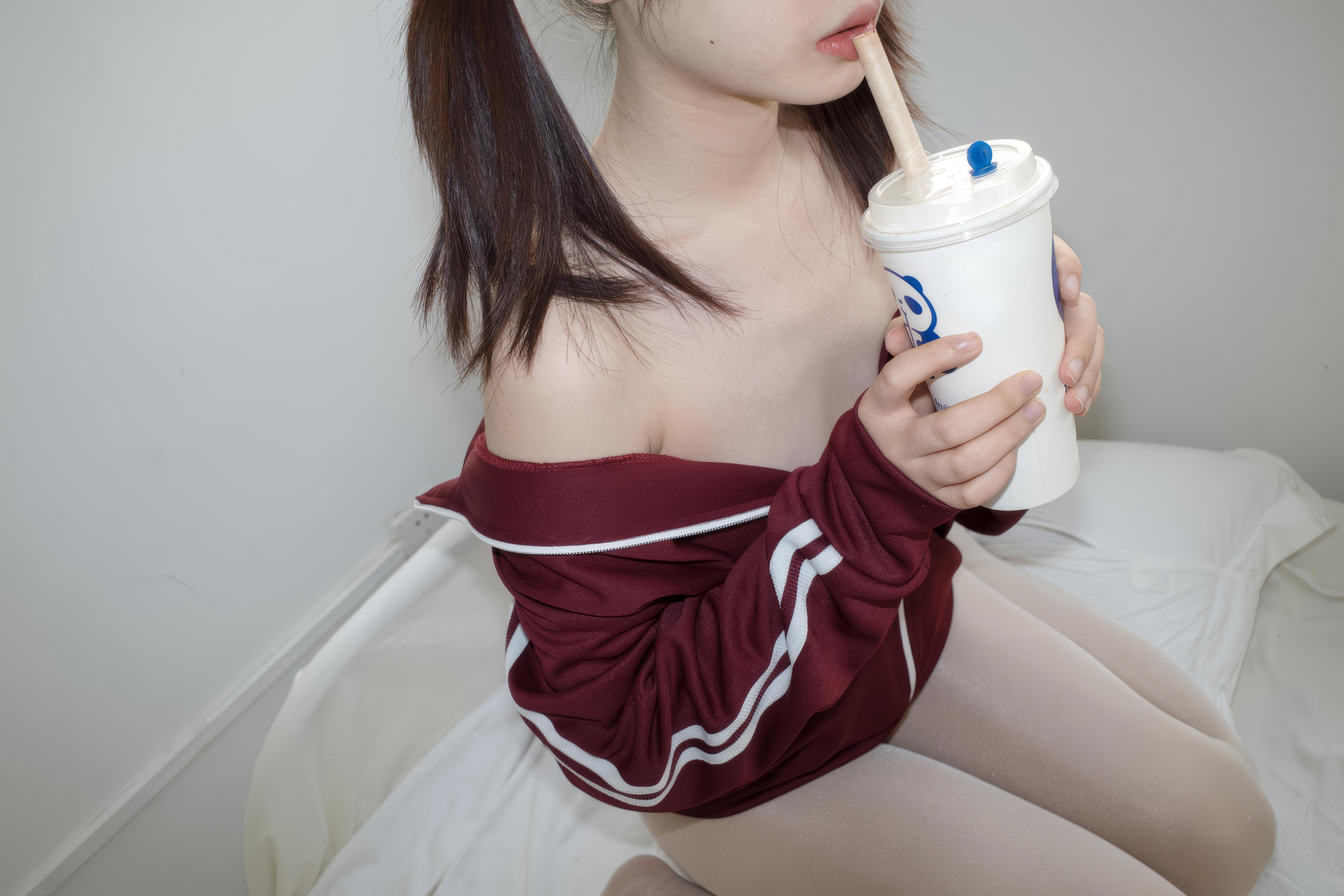 [Photos] Moriro Financial Group Sayaka 40D Shiny Sheer Socks: Stunning White Silk Legs on Bed 79P